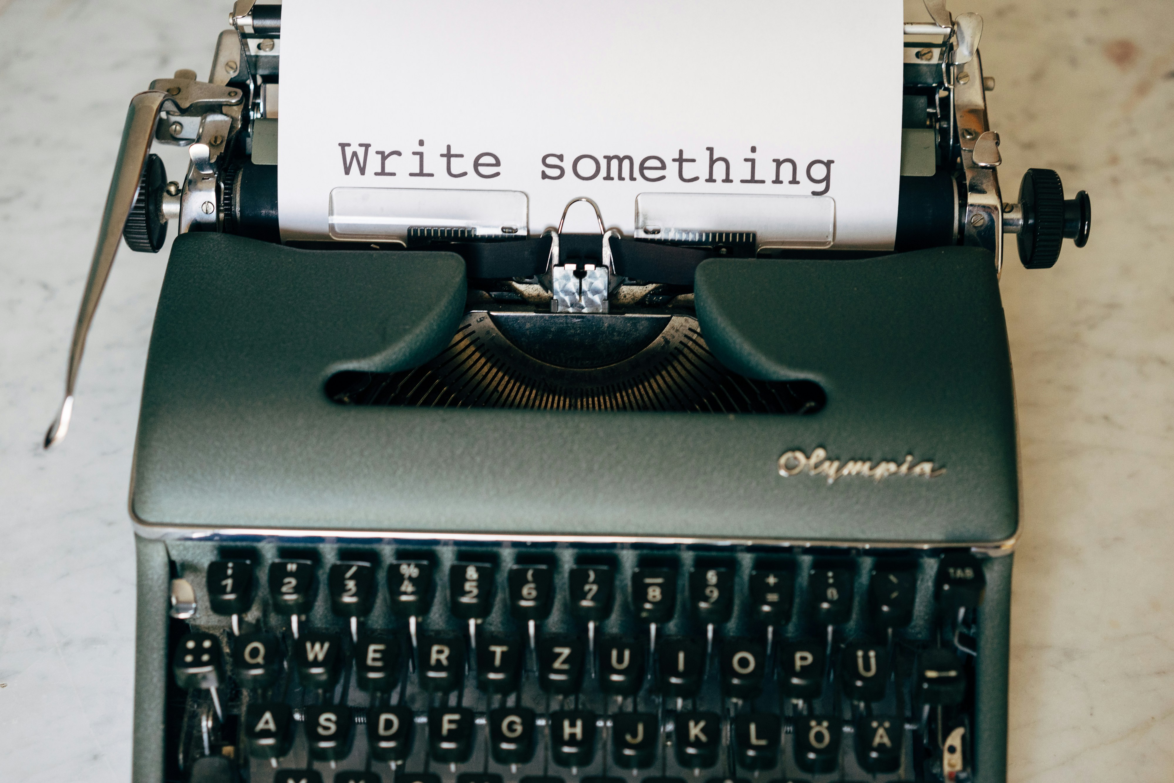 Deja de escribir desde cero: 50 prompts de IA para pequeños negocios