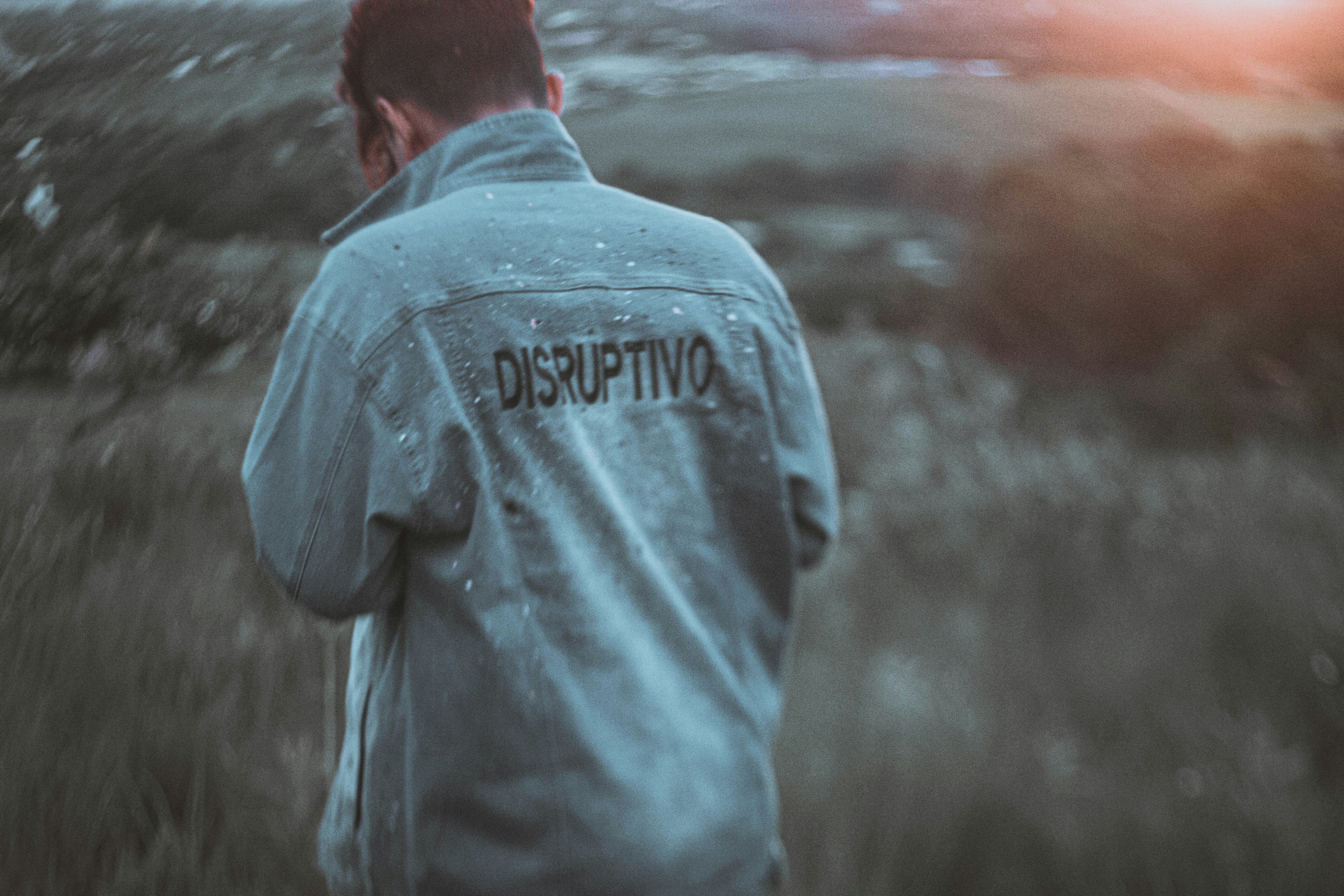 DepthKV: Poda de caché KV dependiente de la capa para inferencia de LLM de contexto largo