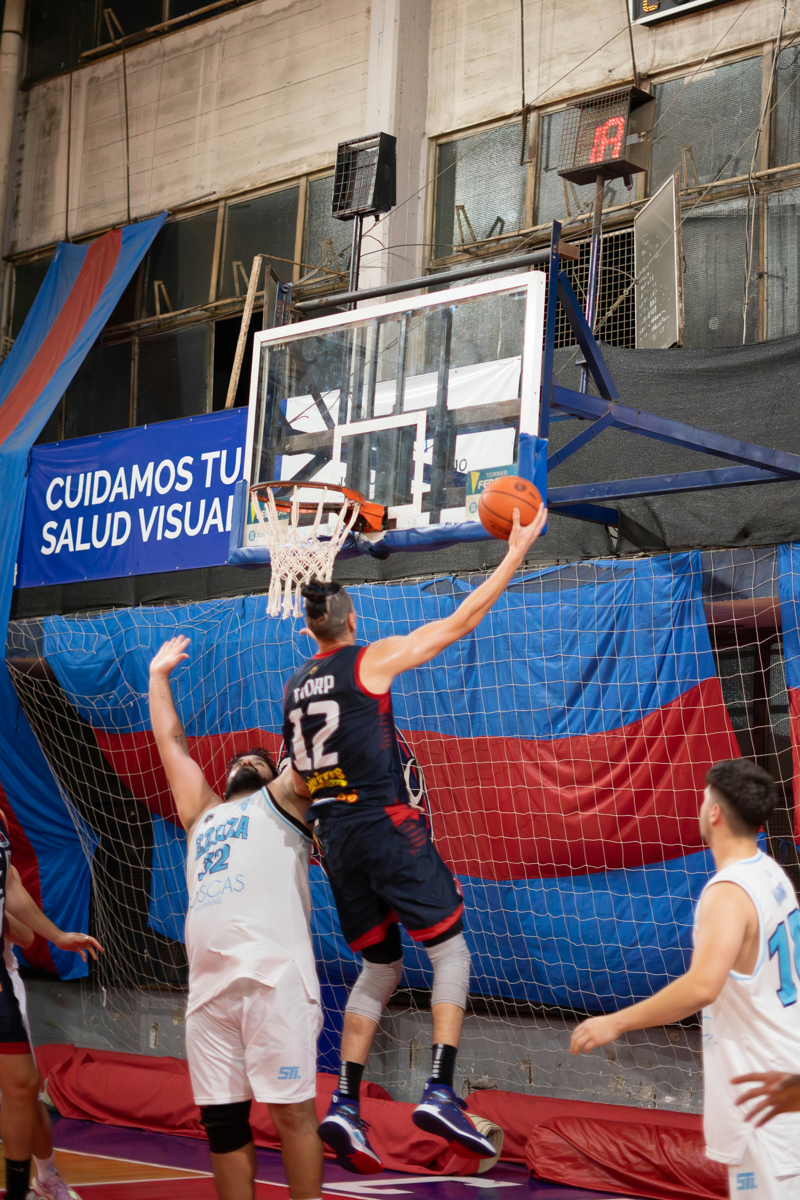 Desanonimización a gran escala mediante atribución estilo torneo