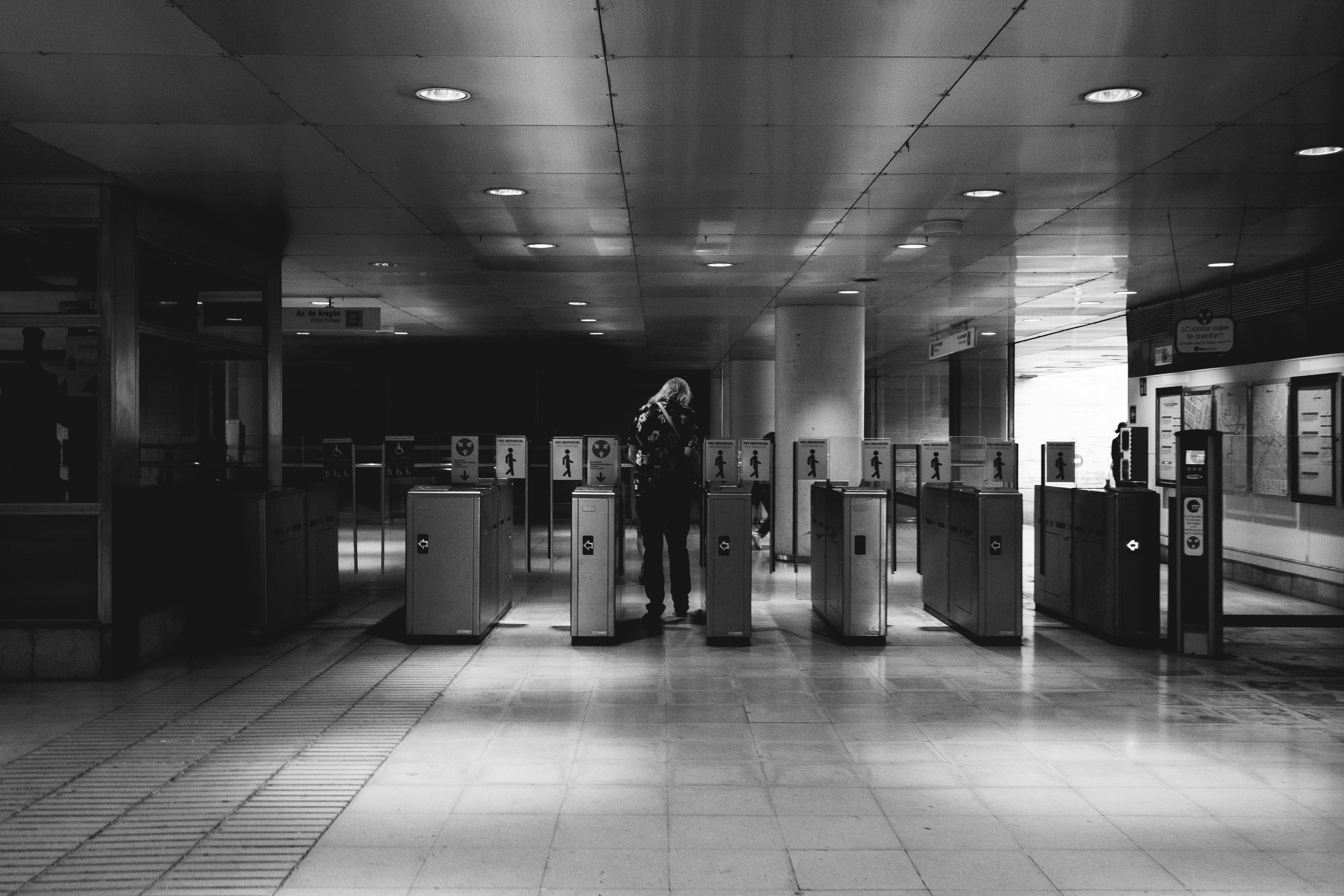 ¿Cumple el desarrollo del portal de autoservicio para empleados con las regulaciones de protección de datos?