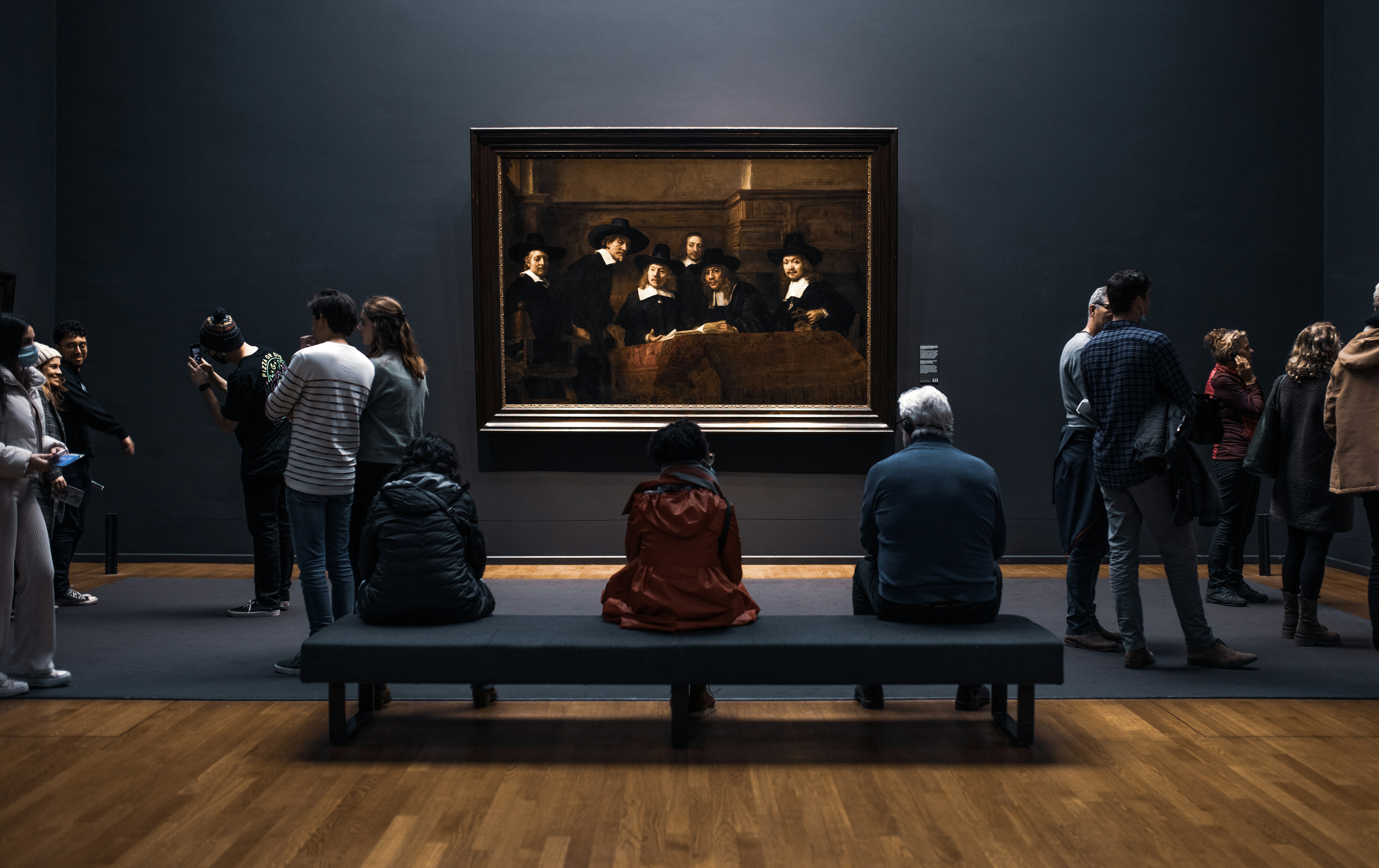 Descripción multilingüe de arte guiada por curadores para ciegos con modelos pequeños