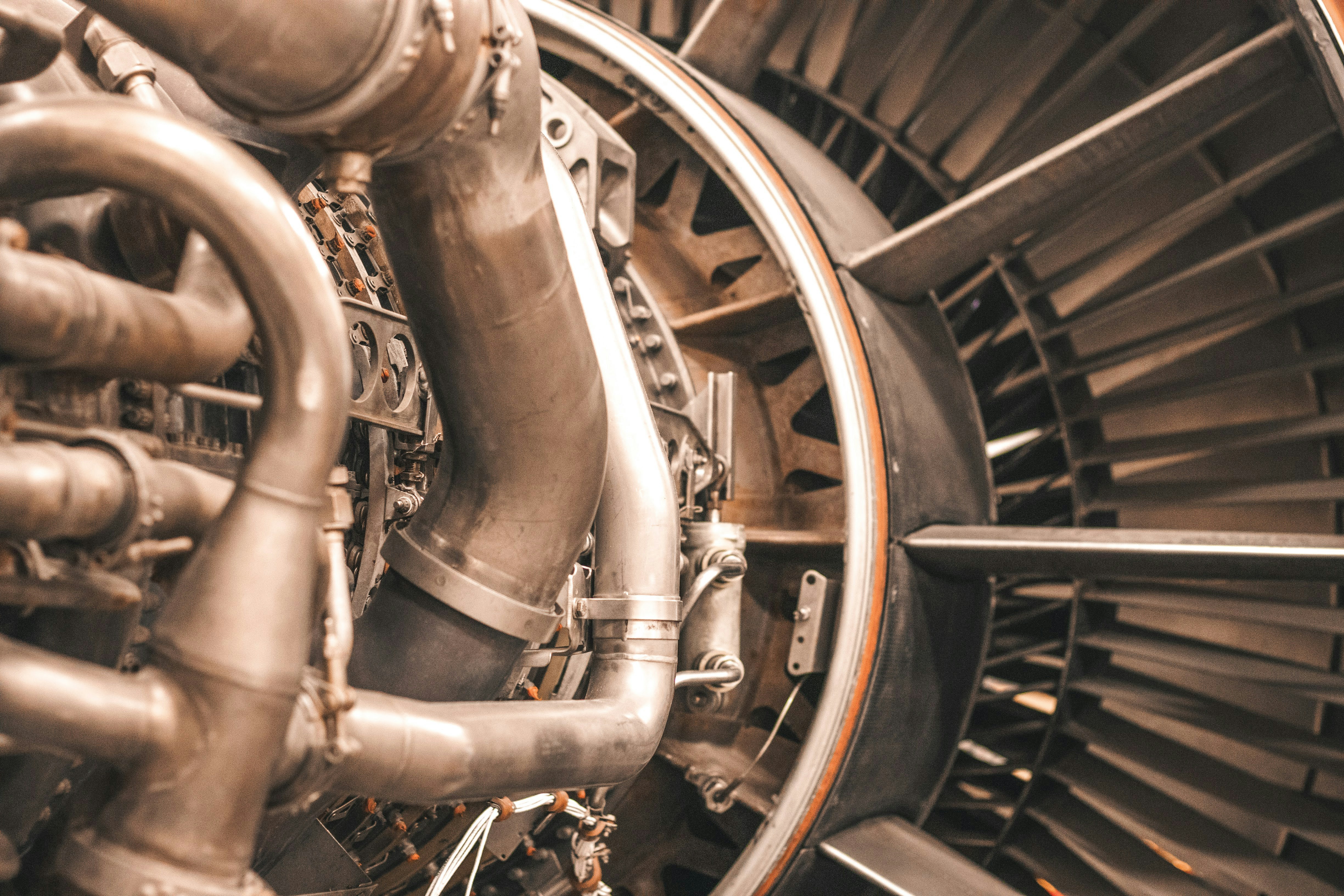 Arquitecturas híbridas Rule Engine + LLM para una generación de código más segura