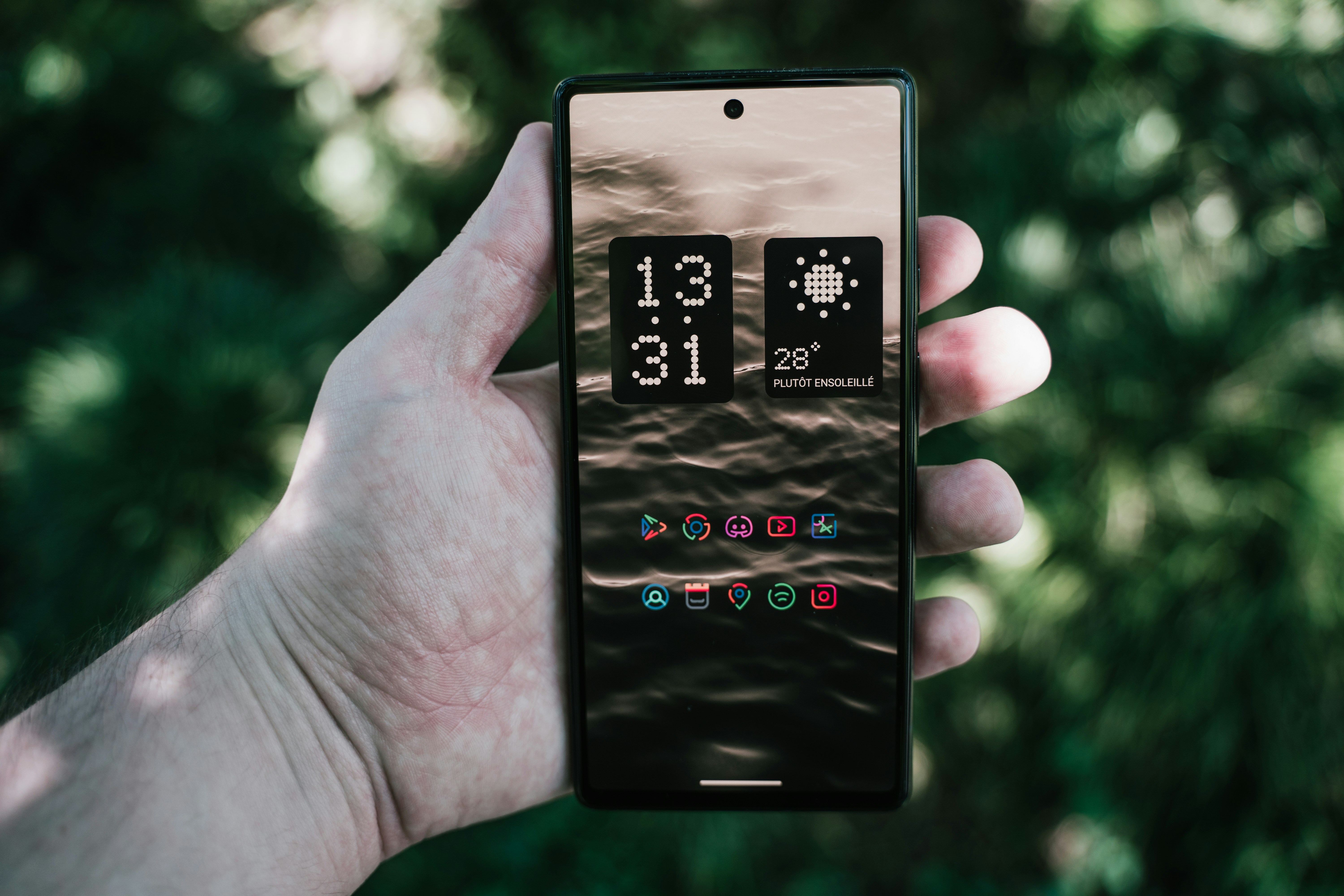 Cómo cambiar automáticamente los temas de Android utilizando tu sensor de luz ambiental