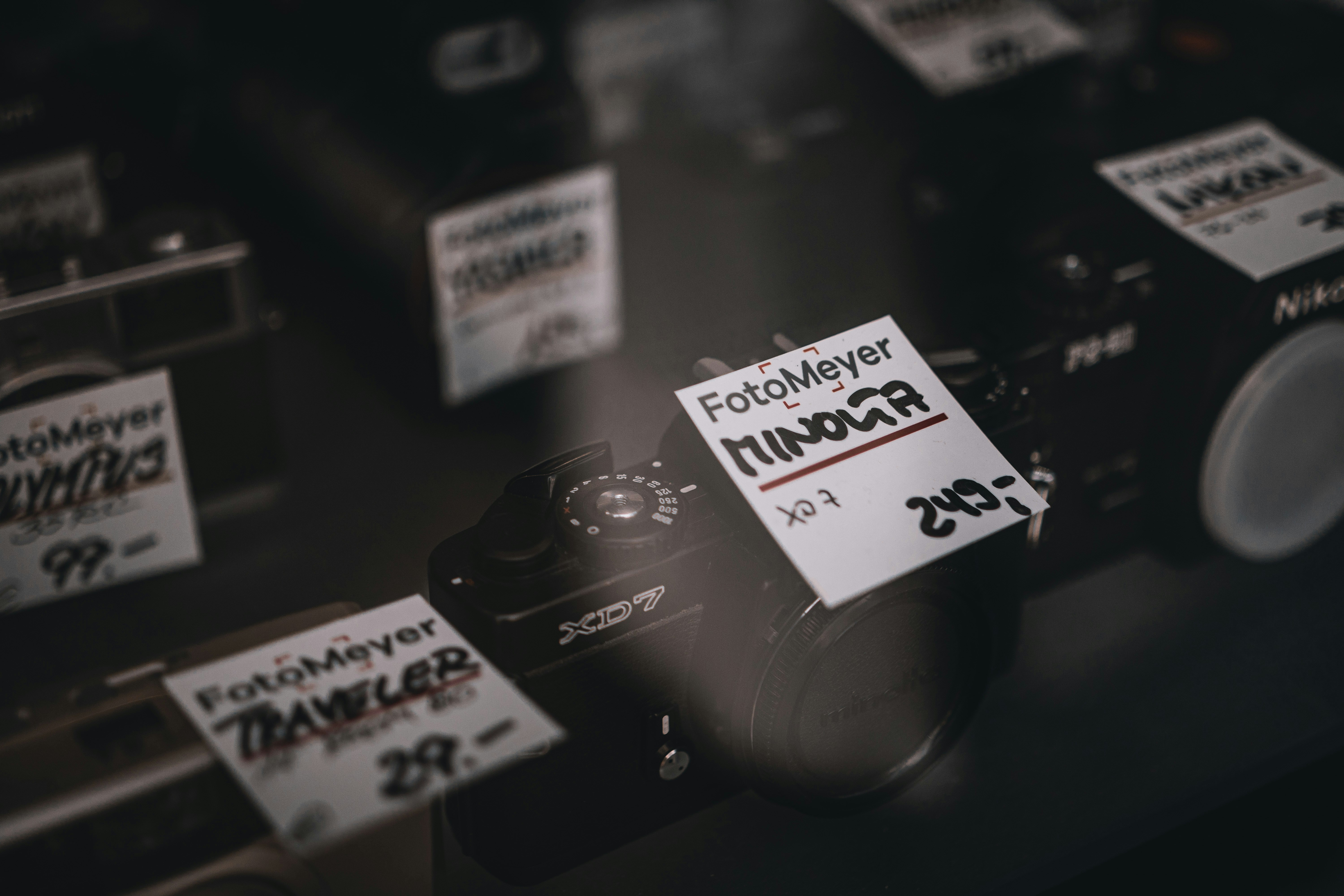 Características aleatorias para núcleos de valor de operador: Uniendo métodos de núcleo y operadores neurales