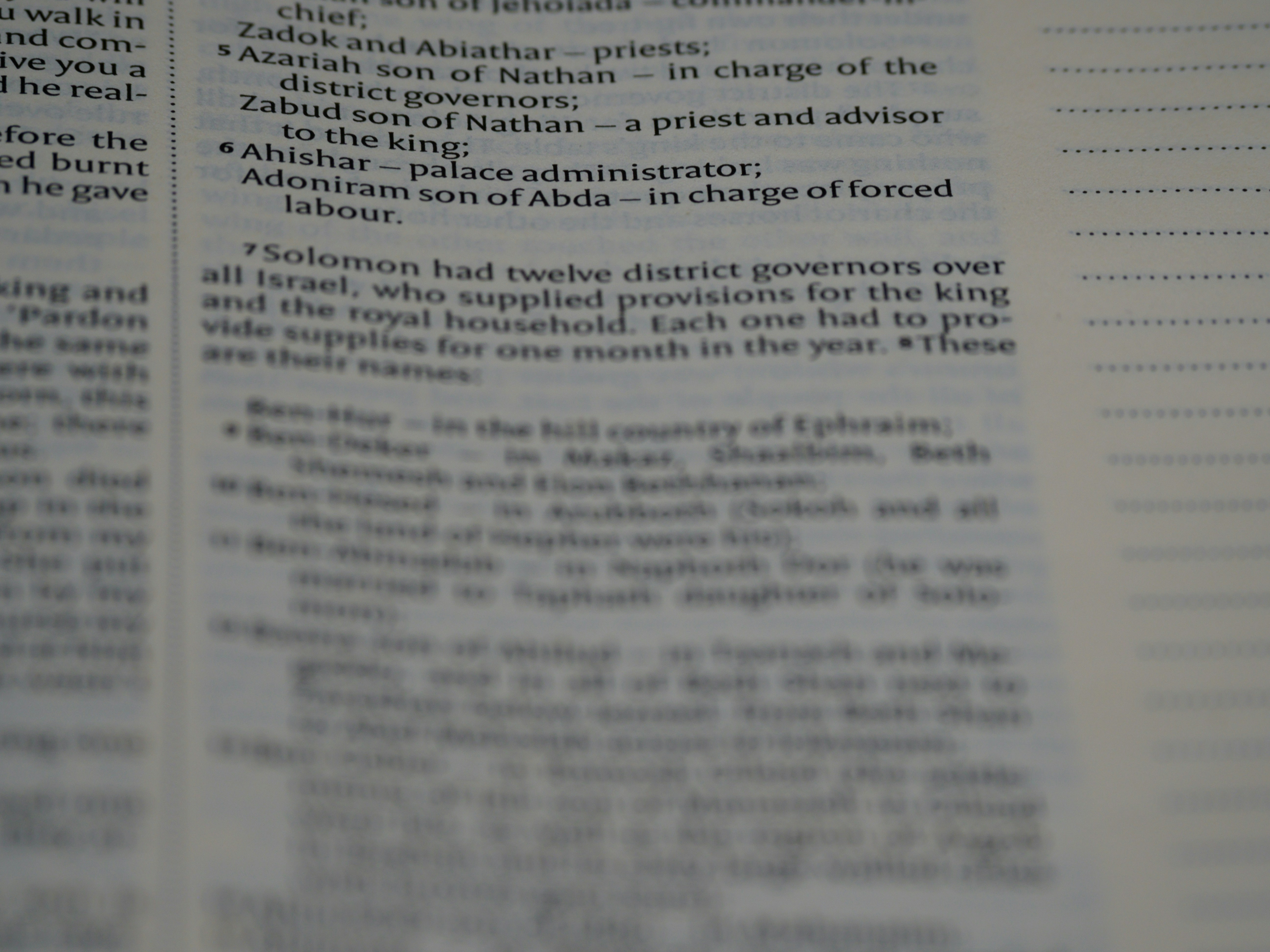 Un contrato de señal para la fundamentación y descubrimiento del lenguaje en línea en la toma de decisiones
