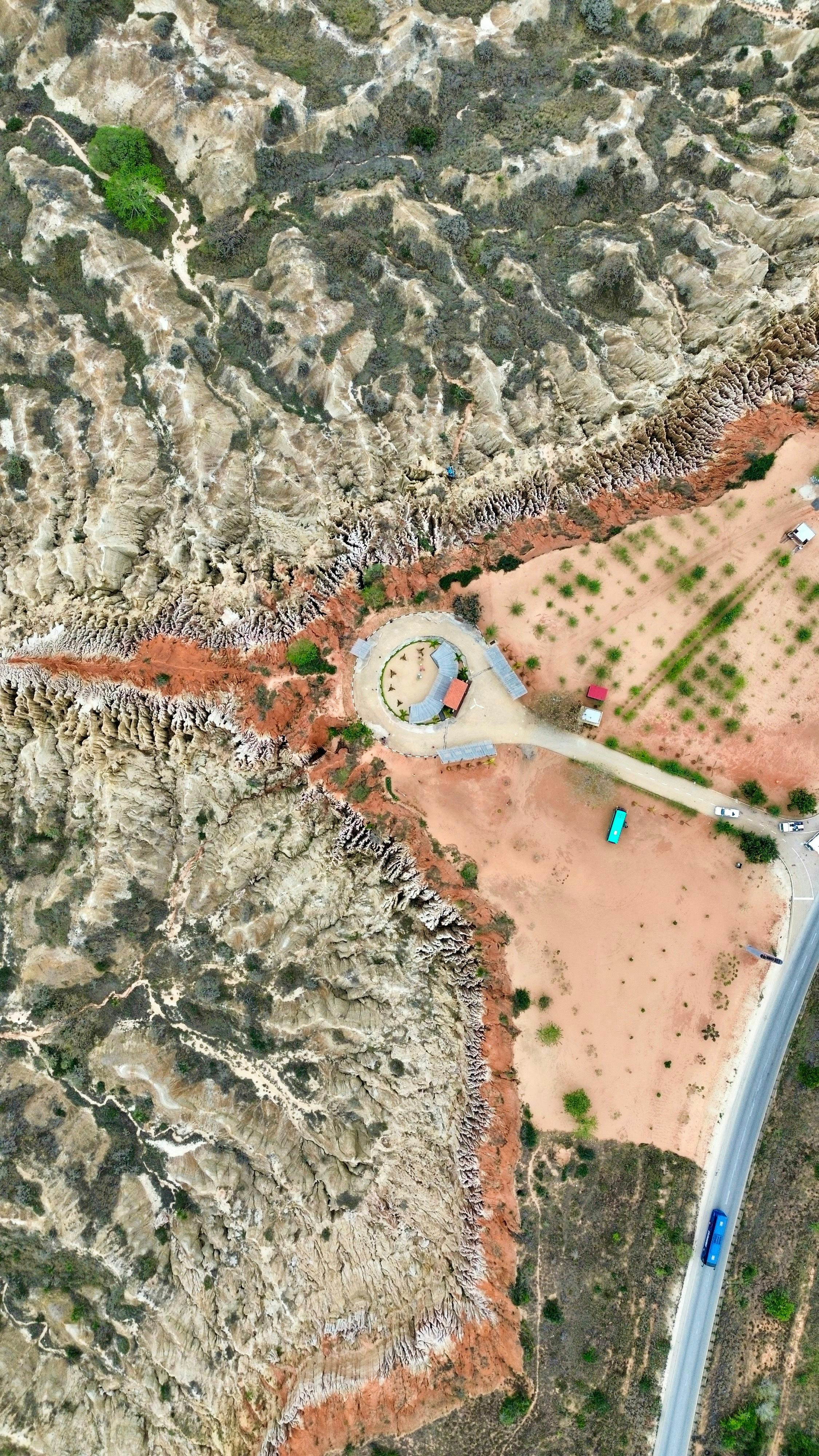 Convirtiendo Generadores en Recuperadores: Desbloqueando MLLMs para la Geo-Localización guiada por lenguaje natural