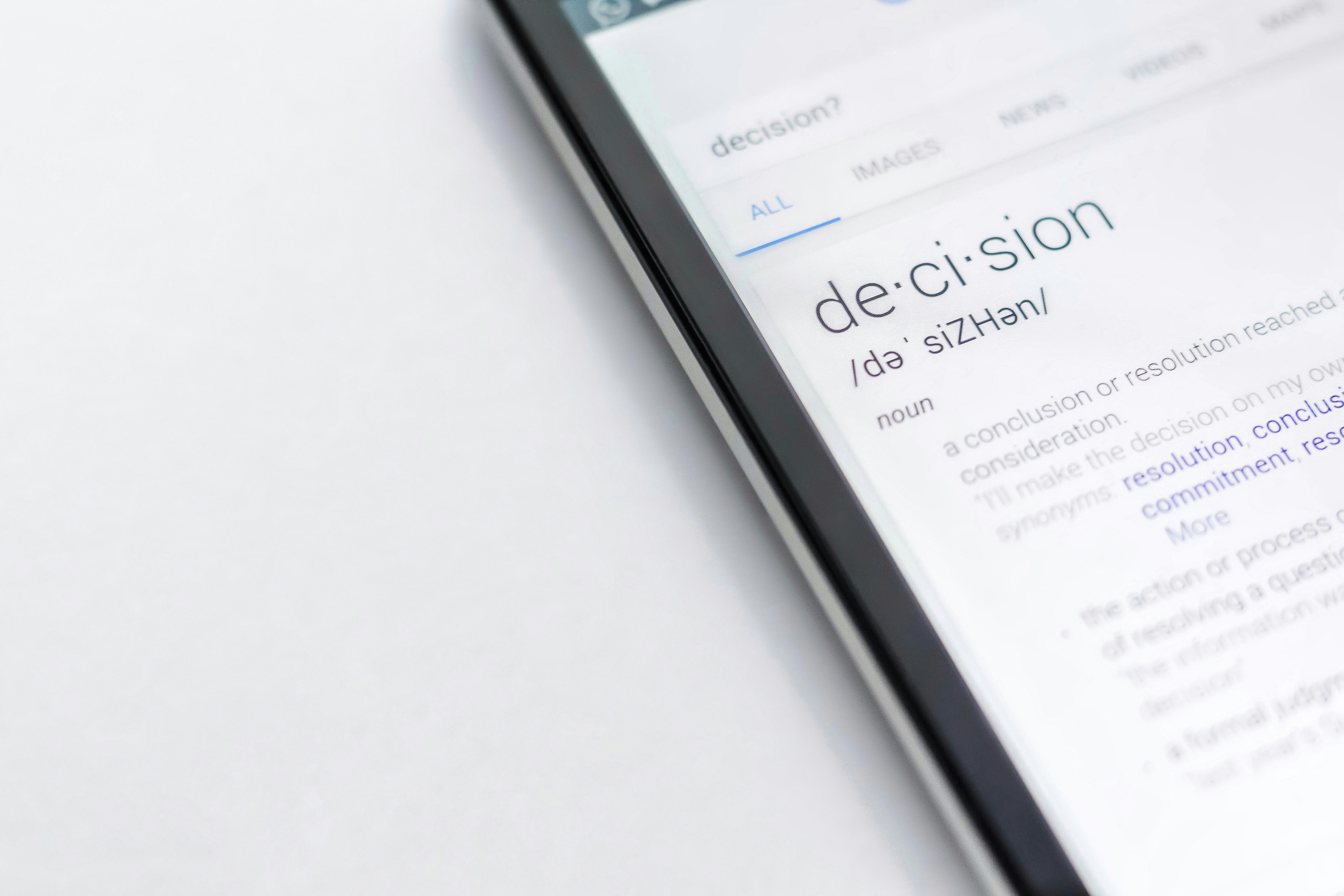Demasiadas opciones, ninguna decisión: El problema oculto de la UX