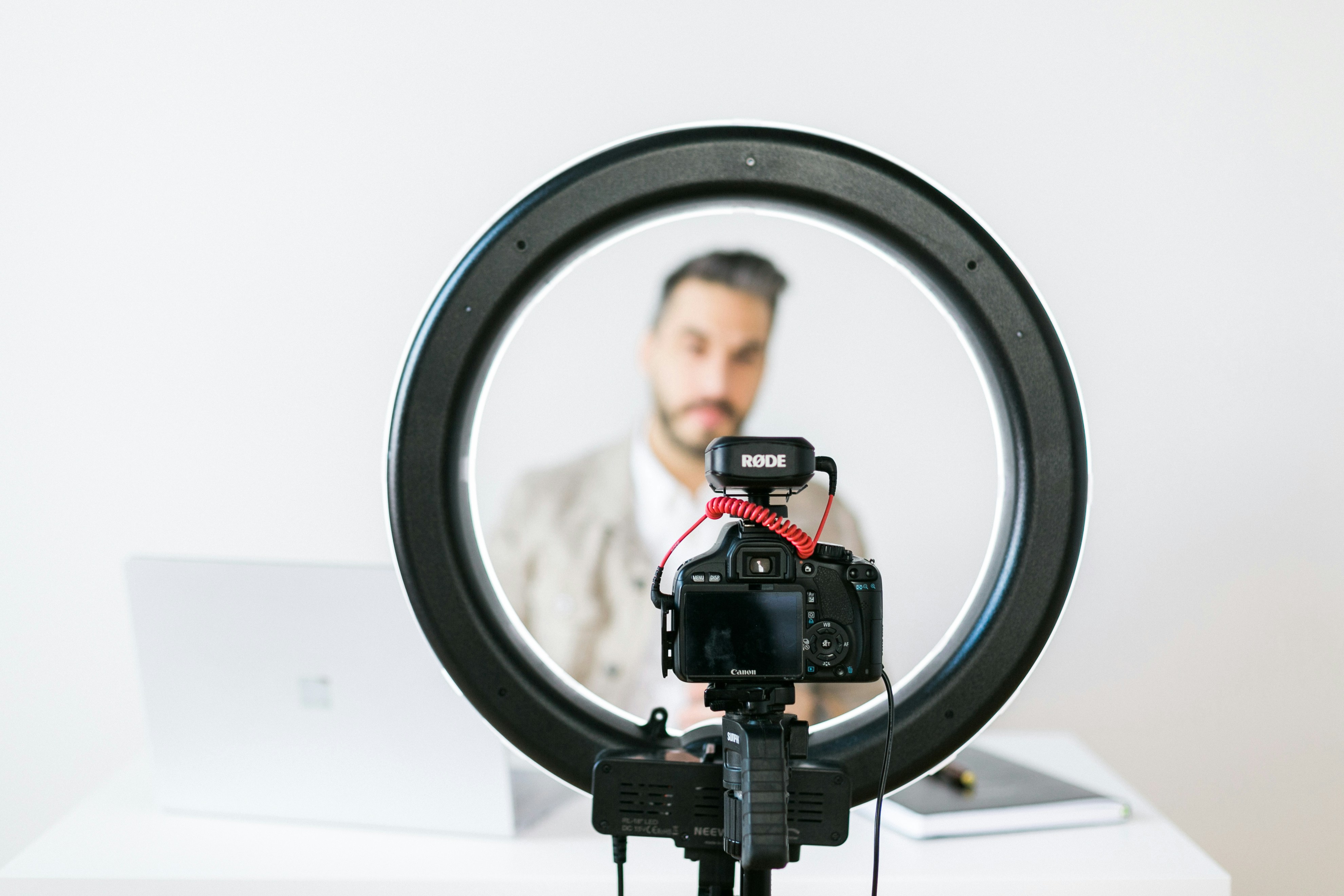 ¿Qué papel juega el video portavoz de IA en una economía circular?