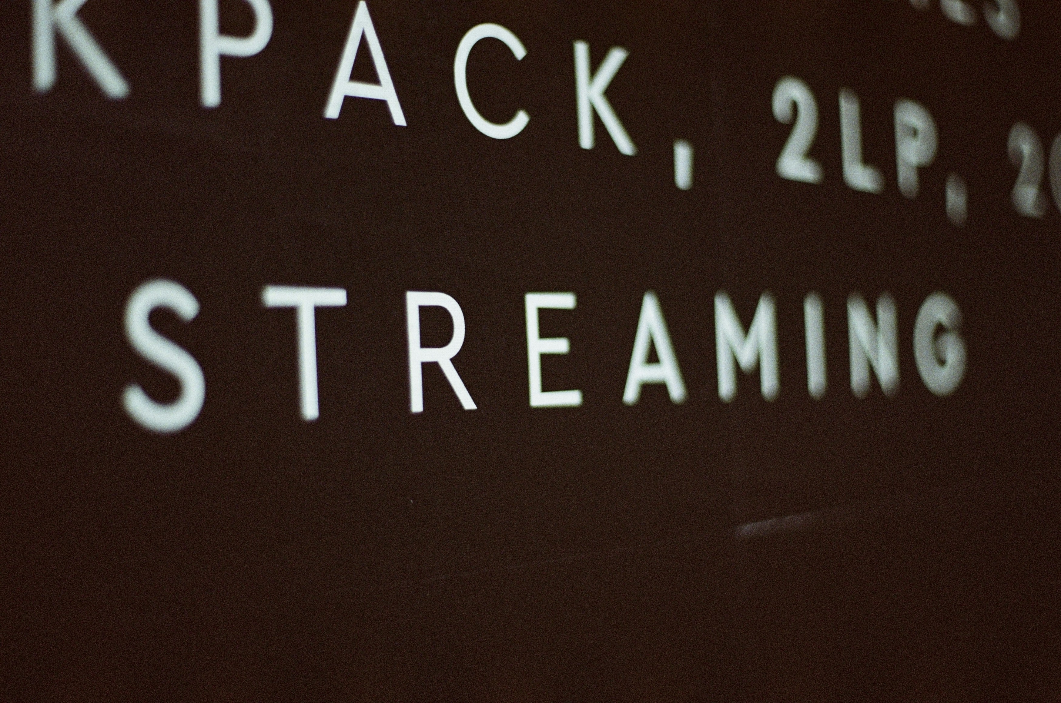 StreamingVLM: Comprendiendo en tiempo real para flujos de video infinitos