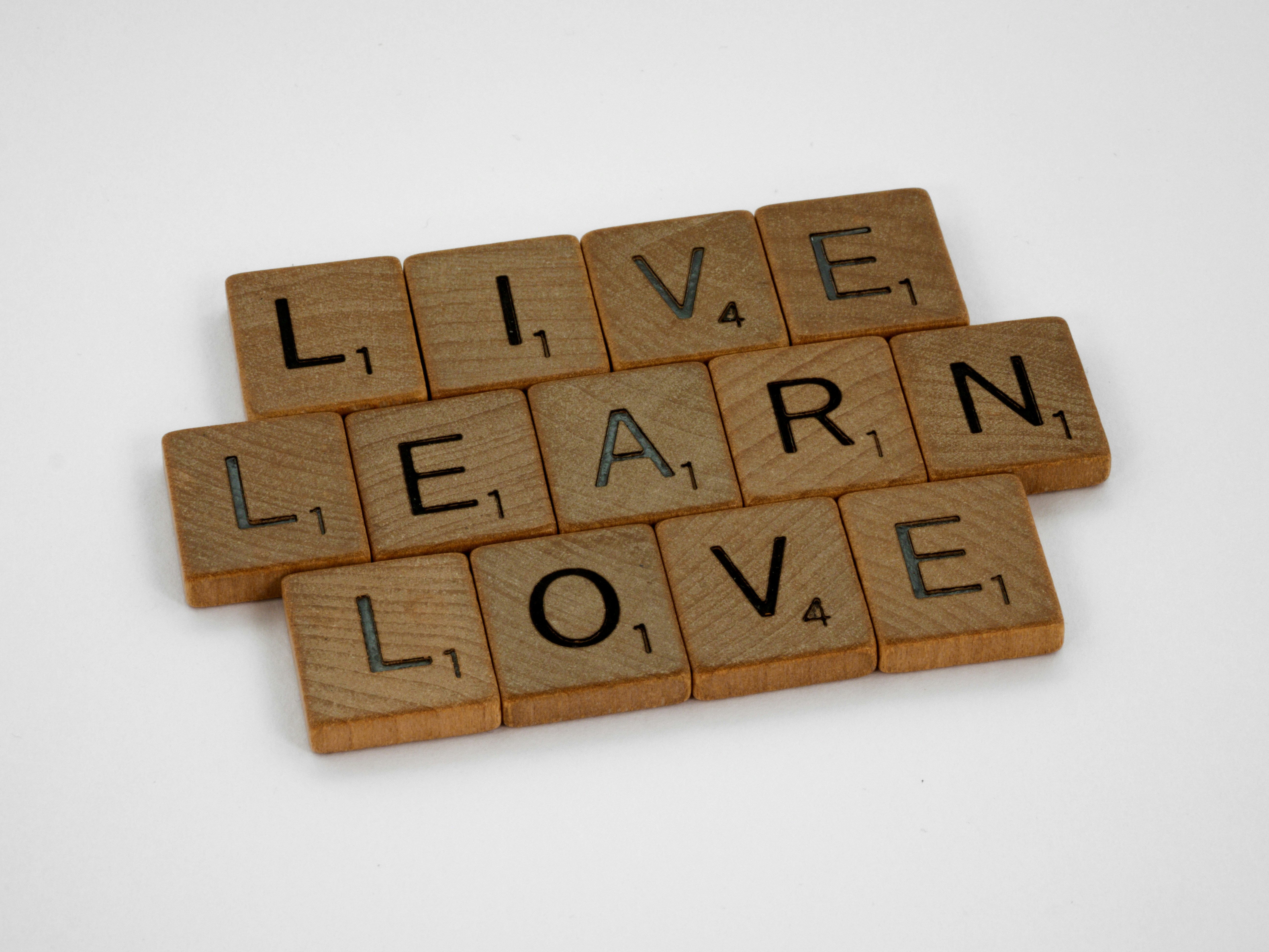Entrenamiento de modelos de lenguaje grandes (LLMs) con aprendizaje por refuerzo para la respuesta a preguntas personalizada y consciente de la intención