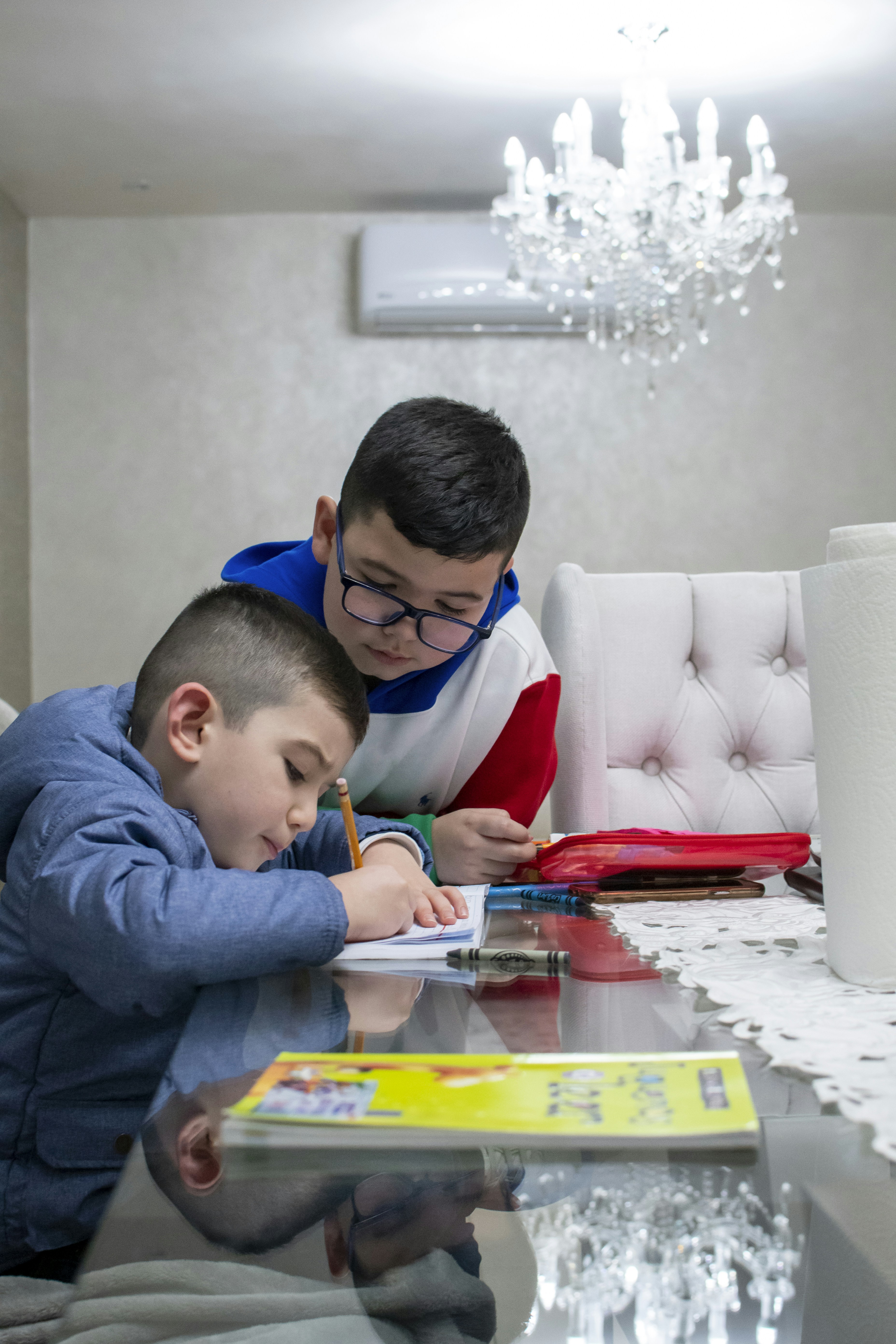 Escalando el Aprendizaje Continuo a más de 300 tareas con Mezcla de Expertos con Enrutamiento de Dos Niveles