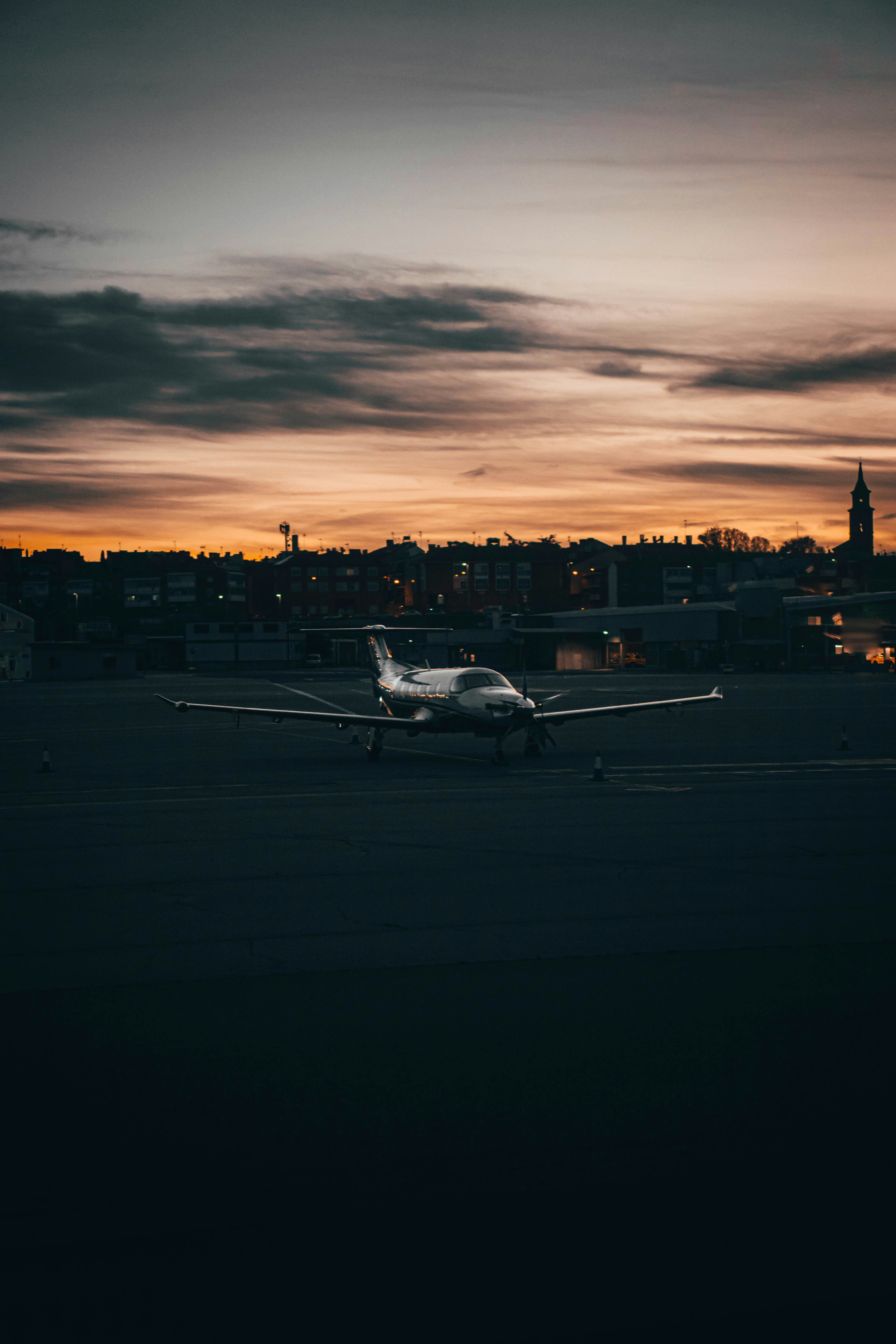 ¿Cómo puedo estimar el costo total del desarrollo de una página de aterrizaje empresarial?