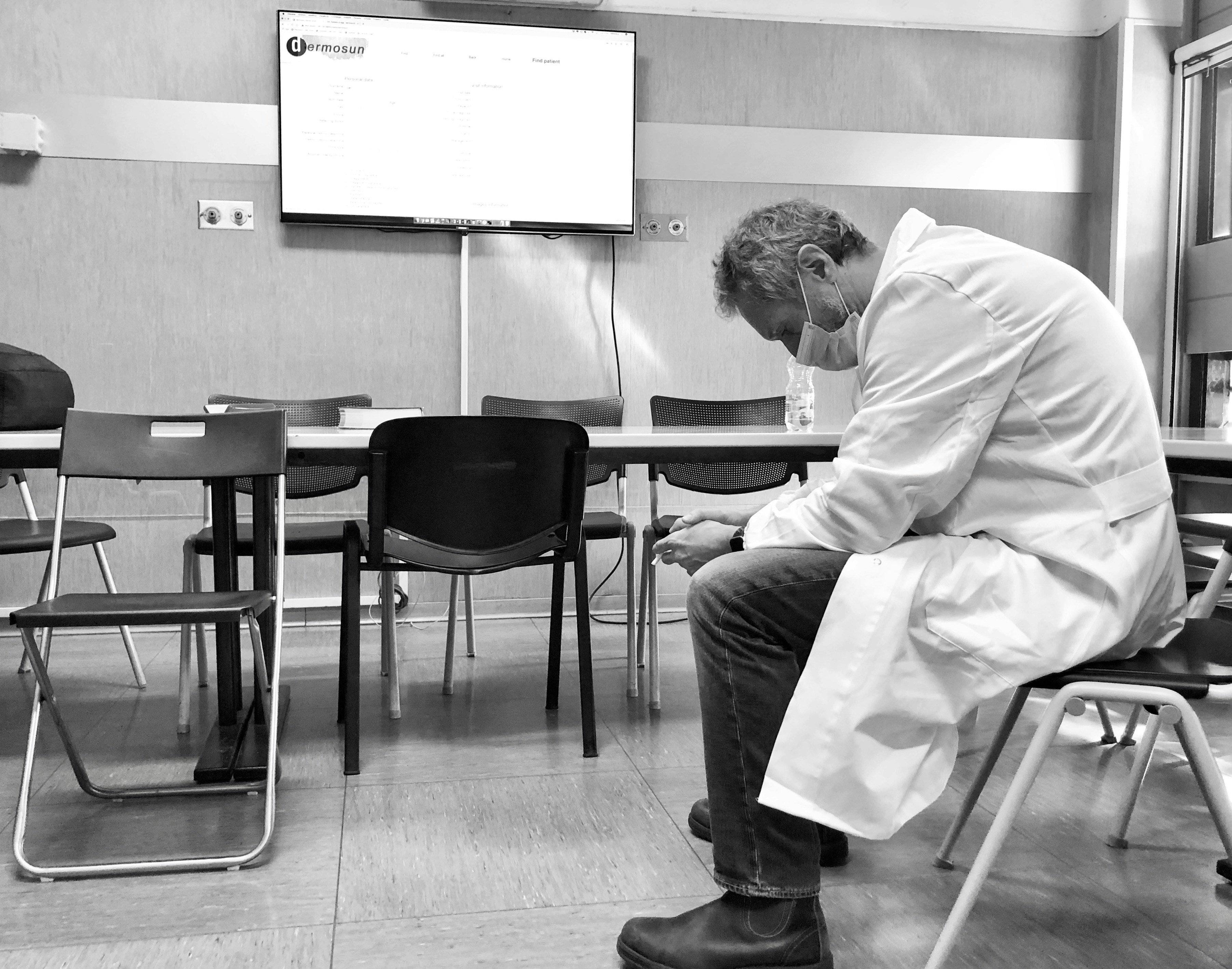 Incertidumbre epistémica para el descubrimiento en tiempo de prueba