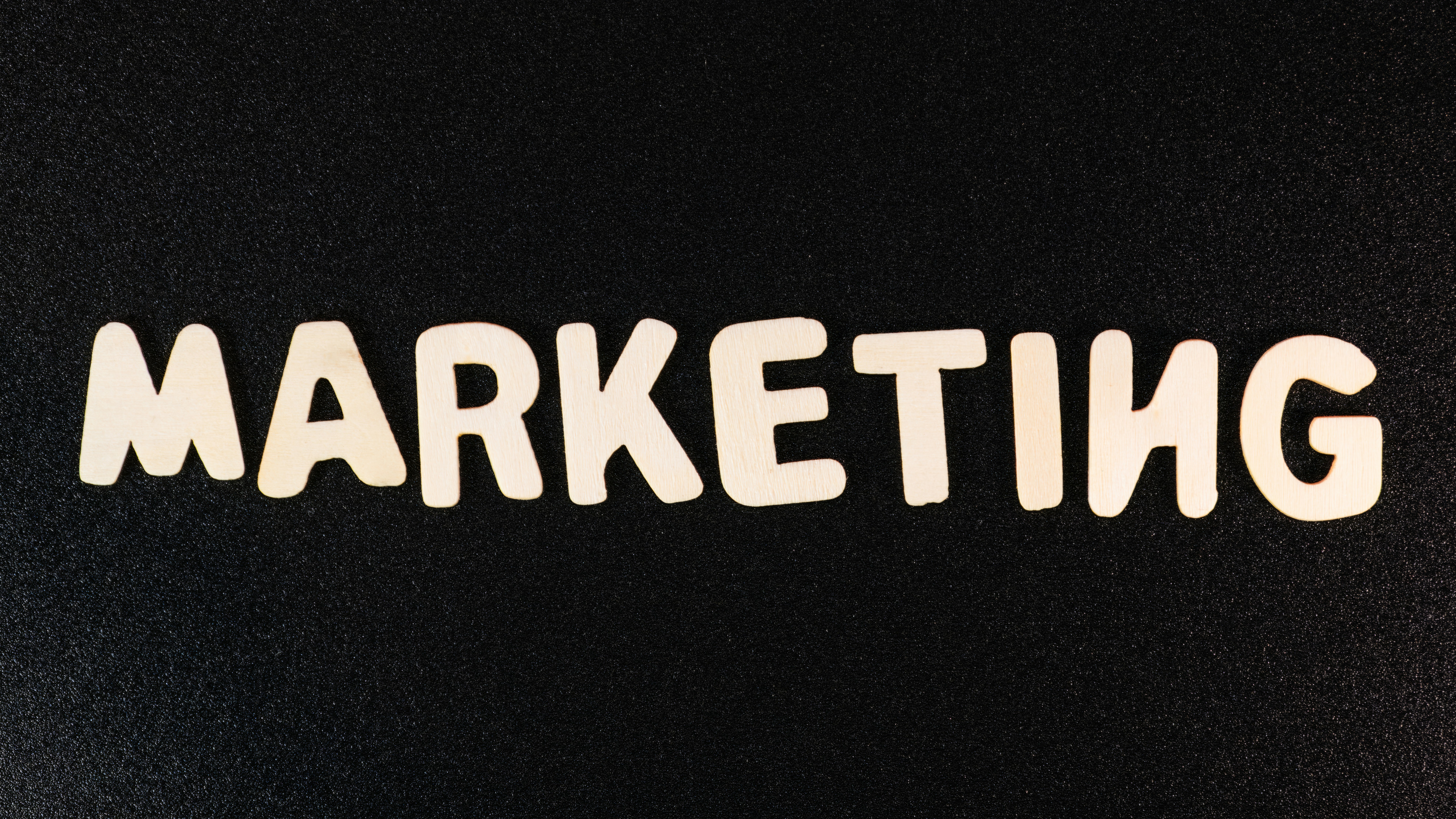 Herramientas de IA para Marketers: Qué automatizar y qué mantener humano