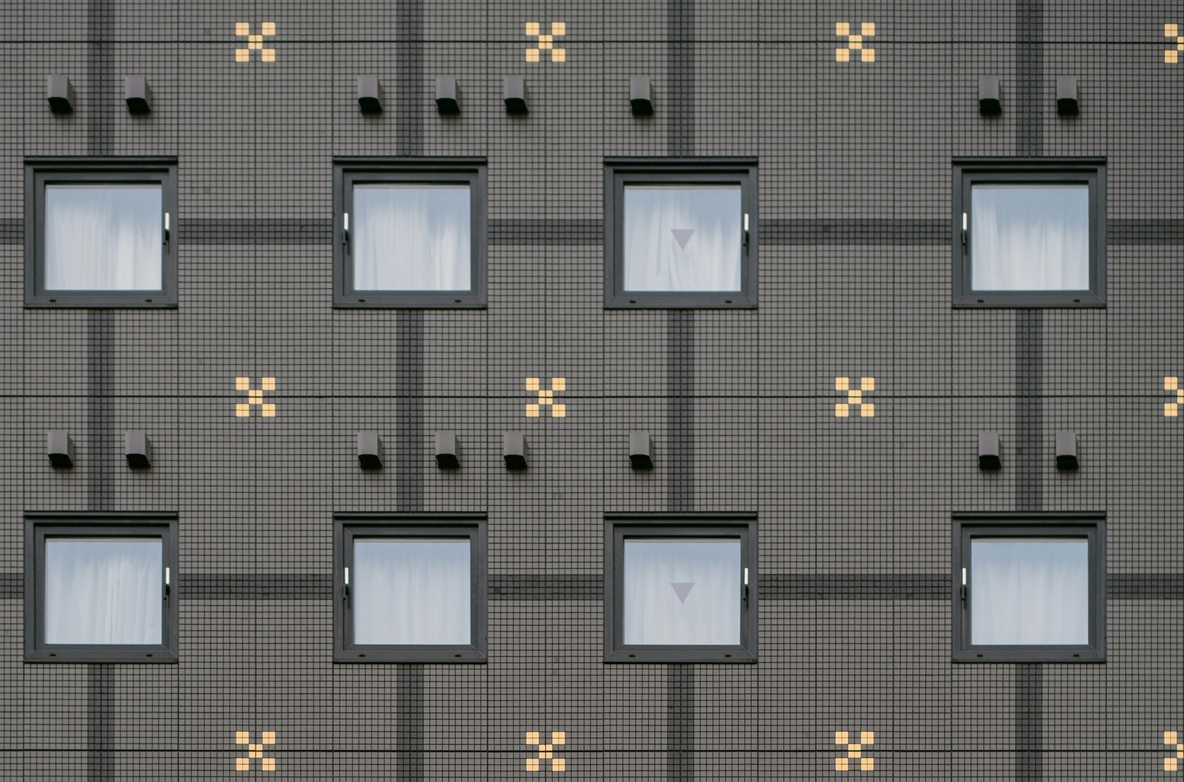 Cómo utilicé 4 herramientas de IA para construir un negocio de 7 cifras mientras trabajaba desde casa