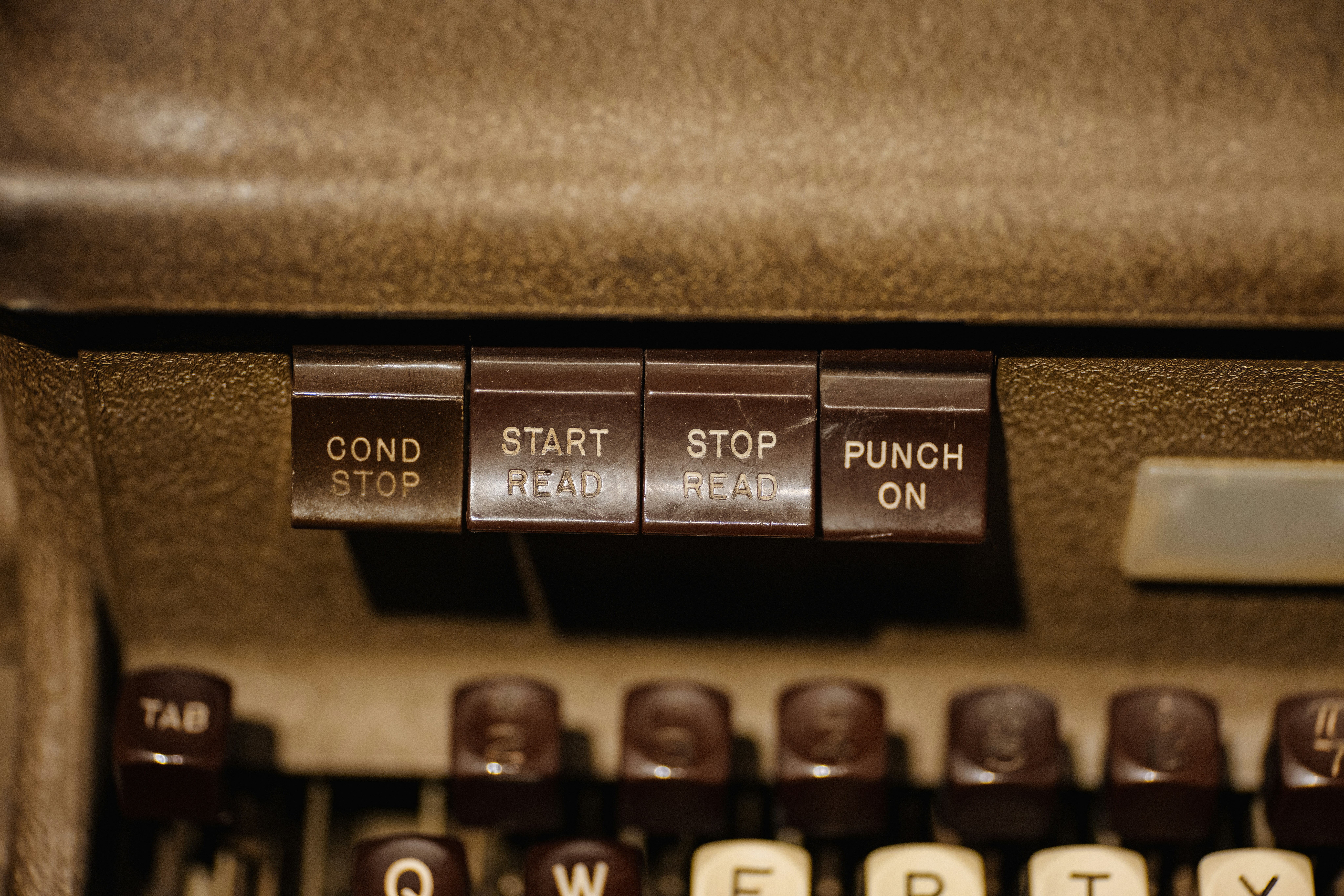 El futuro del software está pasando de escribir instrucciones para computadoras a orquestar inteligencia dentro de sistemas.