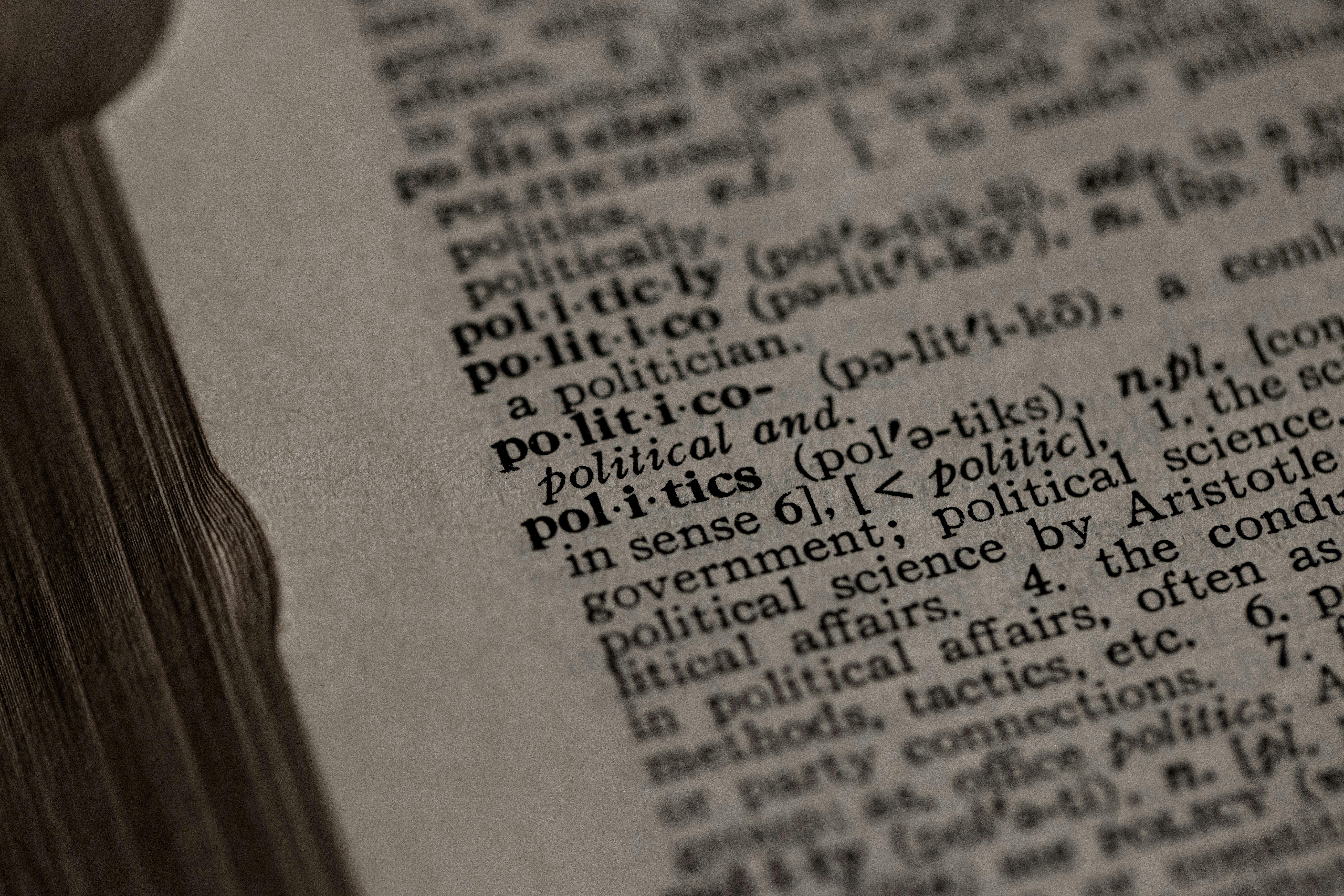 Codificación de Predictibilidad y Legibilidad para Política de Difusión Condicionada por el Estilo