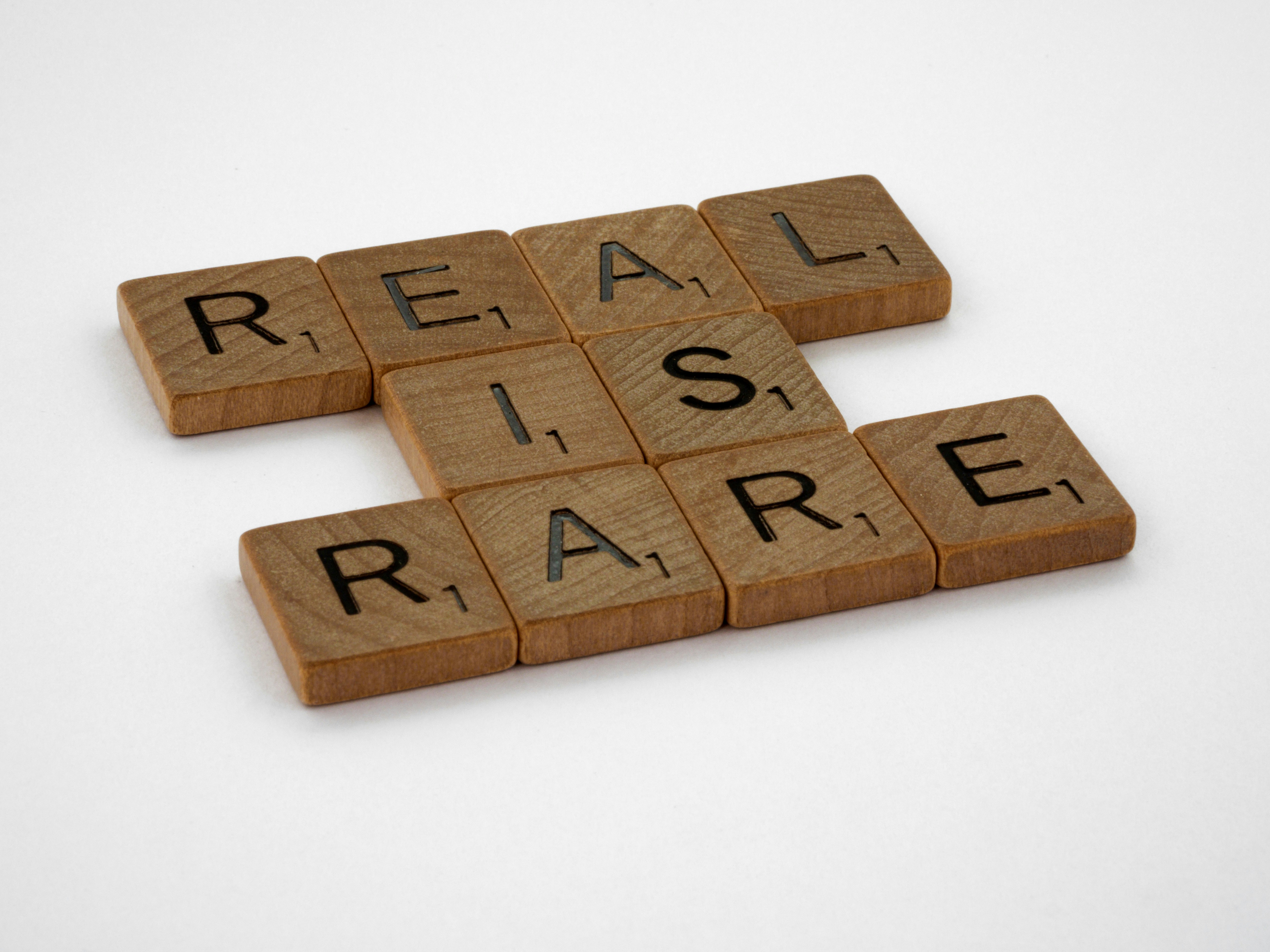 Real vs. Semi-Simulado: Repensando la Evaluación para la Estimación del Efecto del Tratamiento