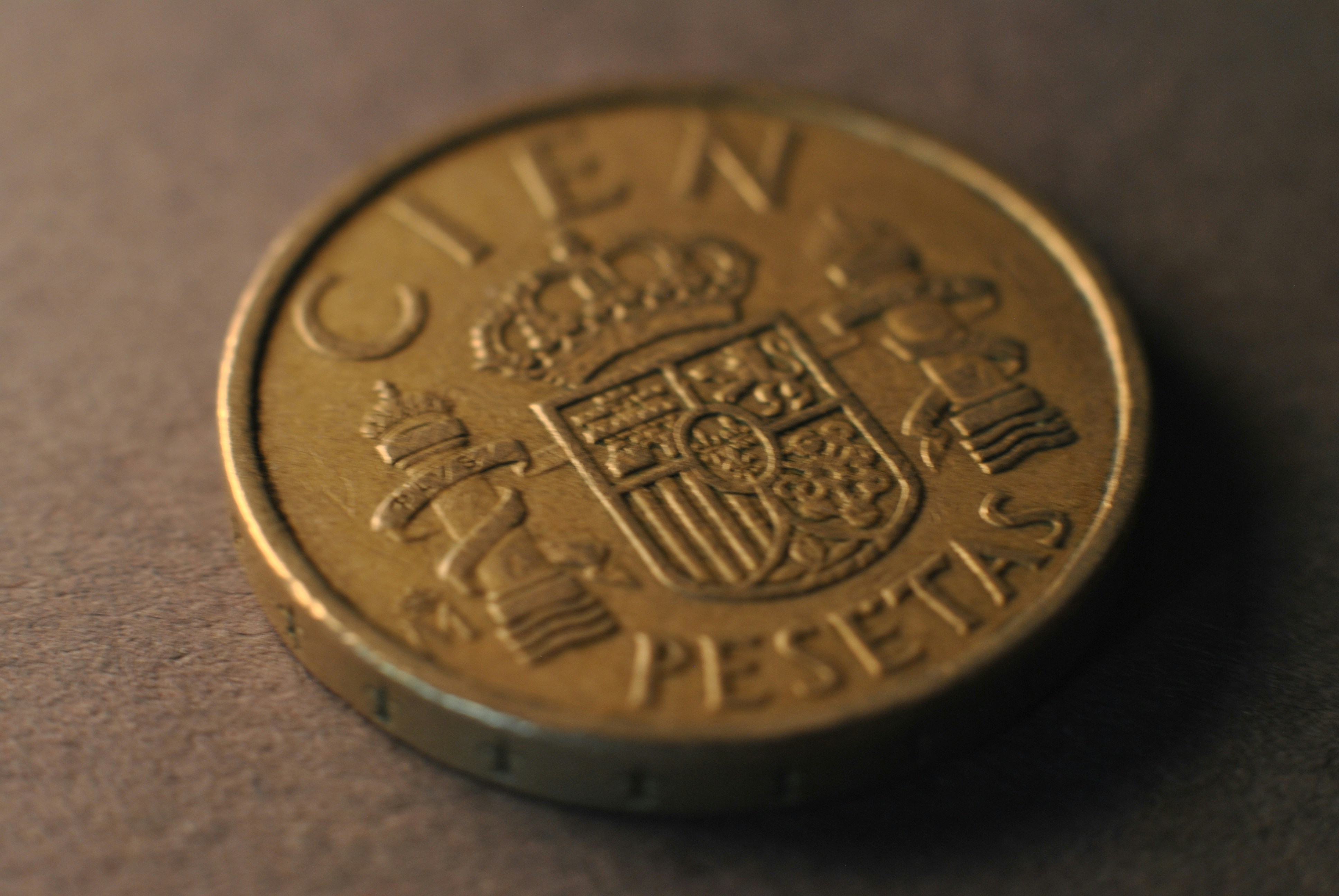 A un token de colapsar: La fragilidad de la cortesía adaptada a instrucciones