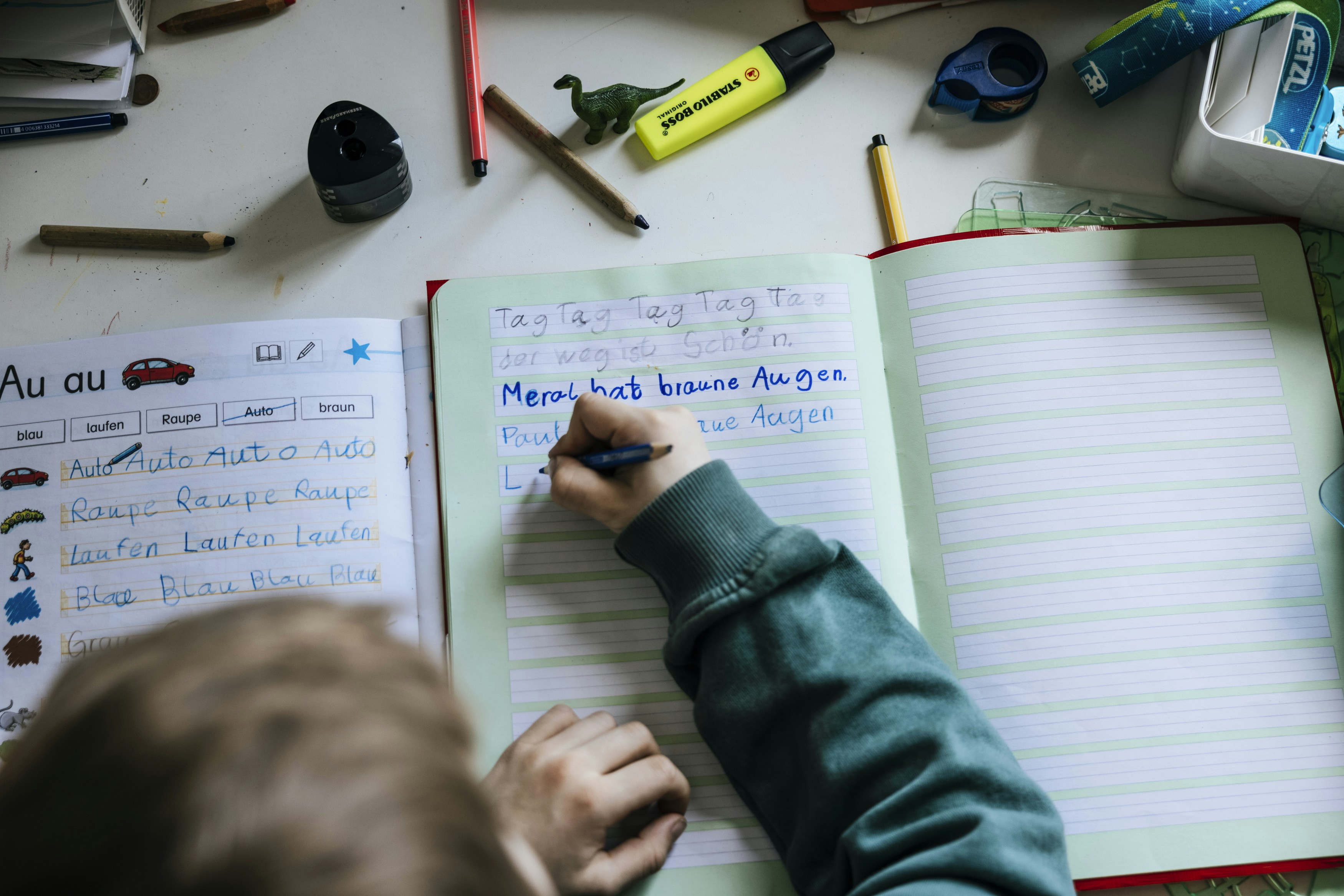 Más pequeños, más jóvenes y más impactantes: Cómo la escritura asistida por IA transforma los equipos de investigación
