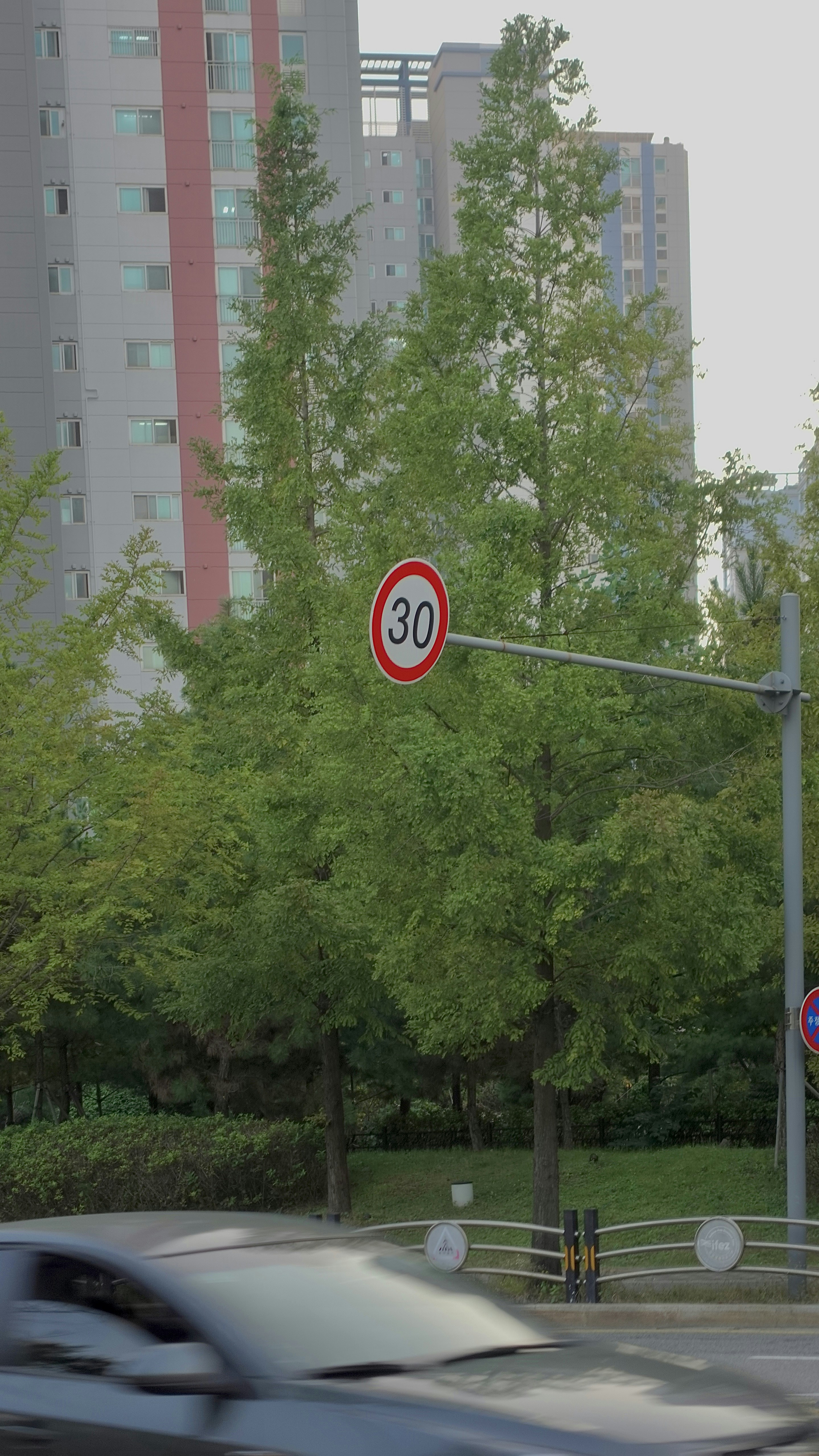 Revelando señales impulsadas por la geografía en modelos de frecuencia de reclamos a nivel de zona: un estudio empírico utilizando predictores ambientales y visuales