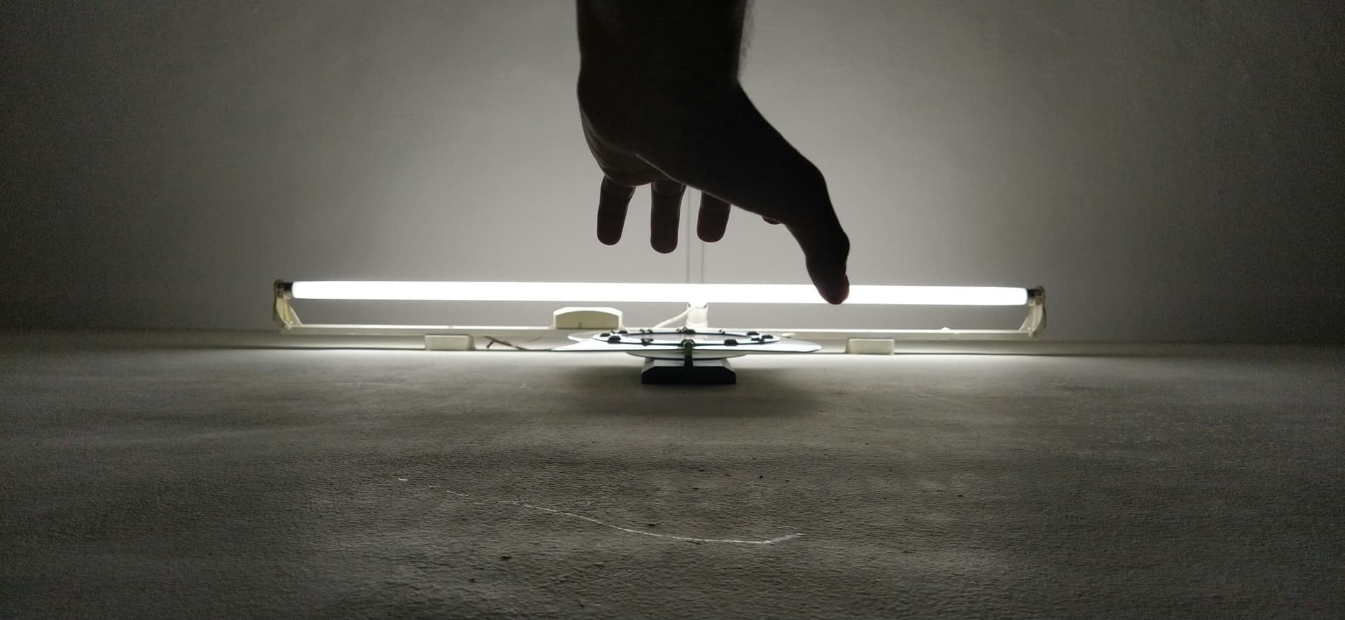 ¿Gravedad? ¿Quién la necesita: Levitación impulsada por IA para robótica de próxima generación