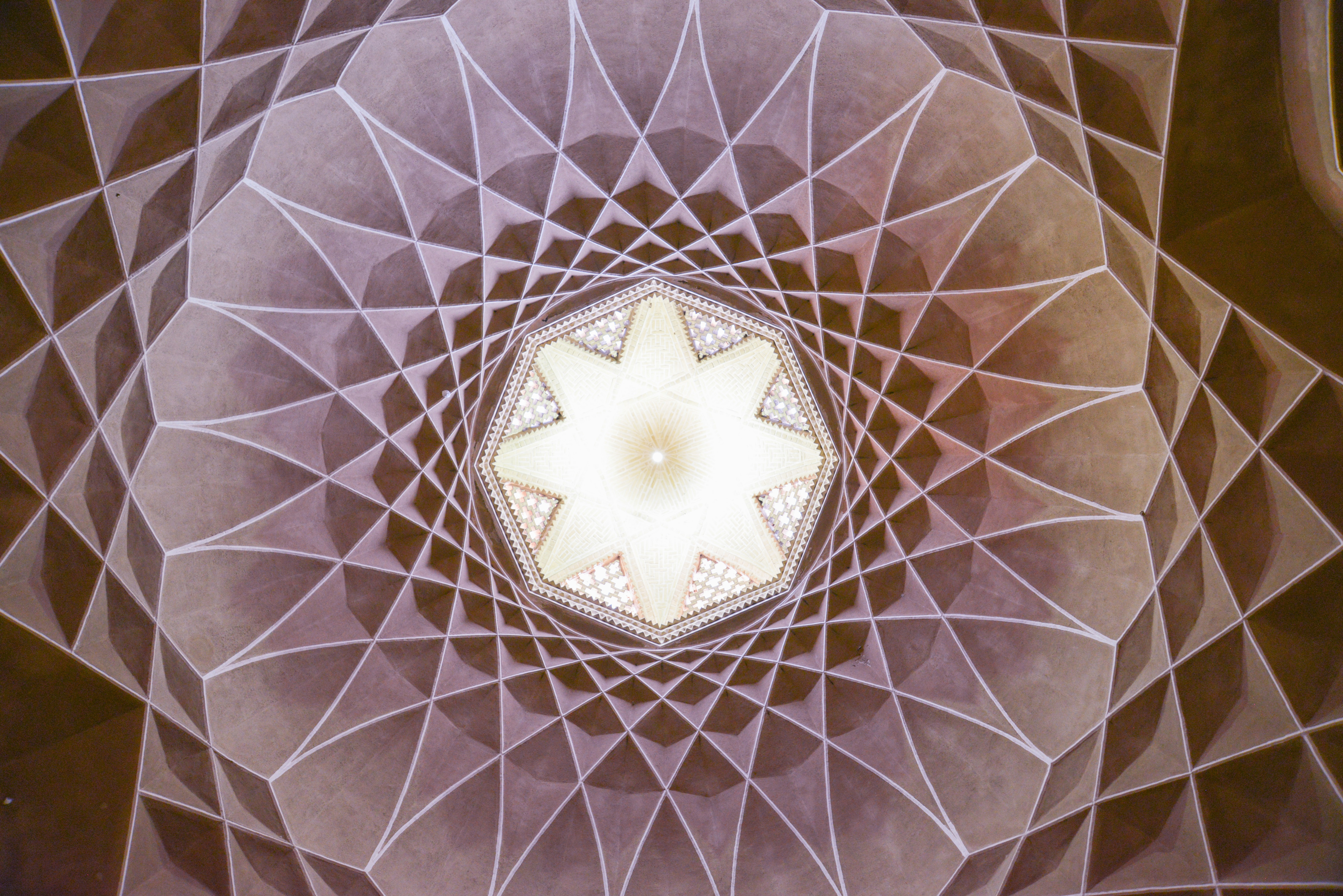 Descubriendo la geometría oculta de la IA: Un nuevo camino hacia la verdadera comprensión, por Arvind Sundararajan