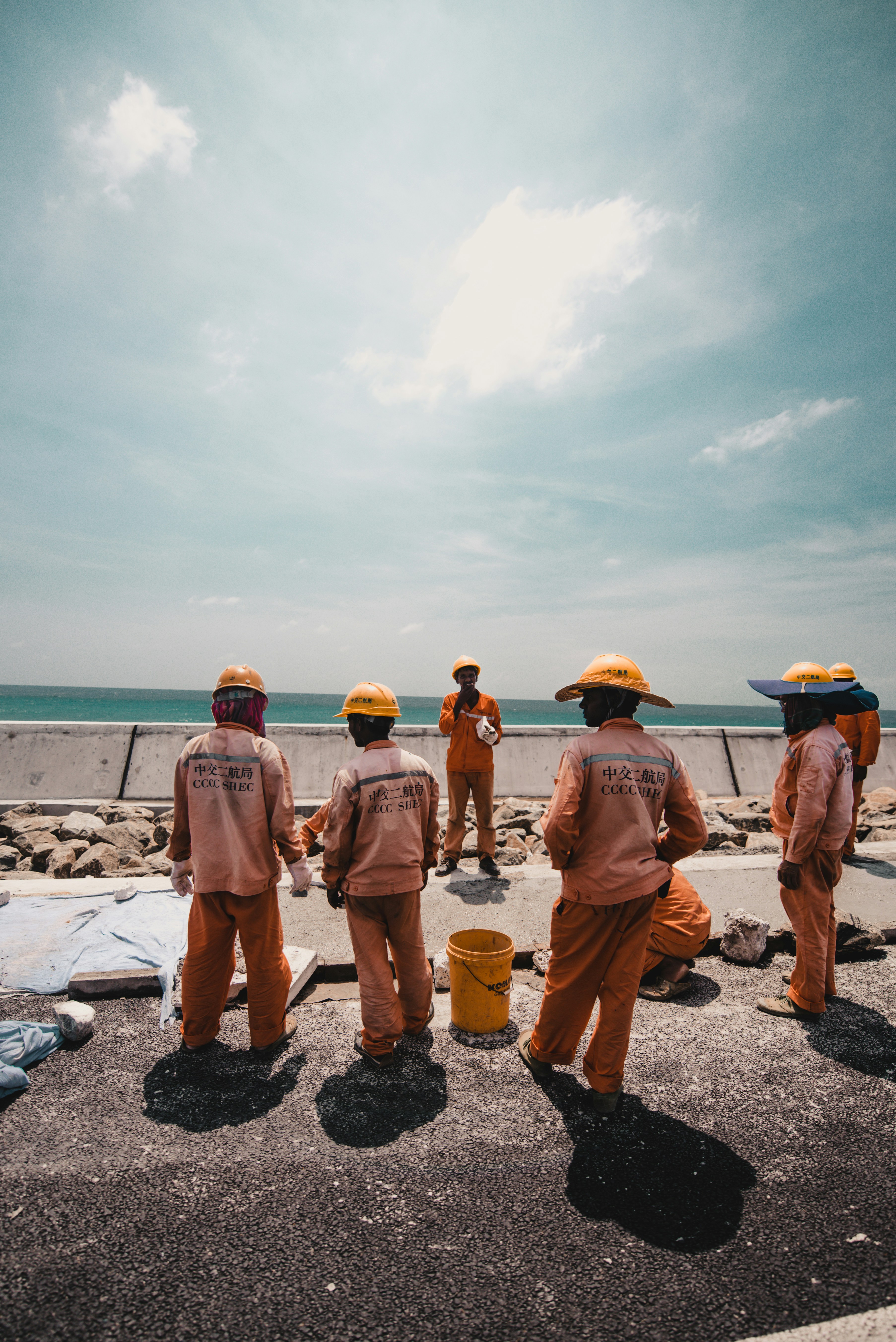 ¿Qué hace una empresa de equipo de trabajadores humanos y agentivos?