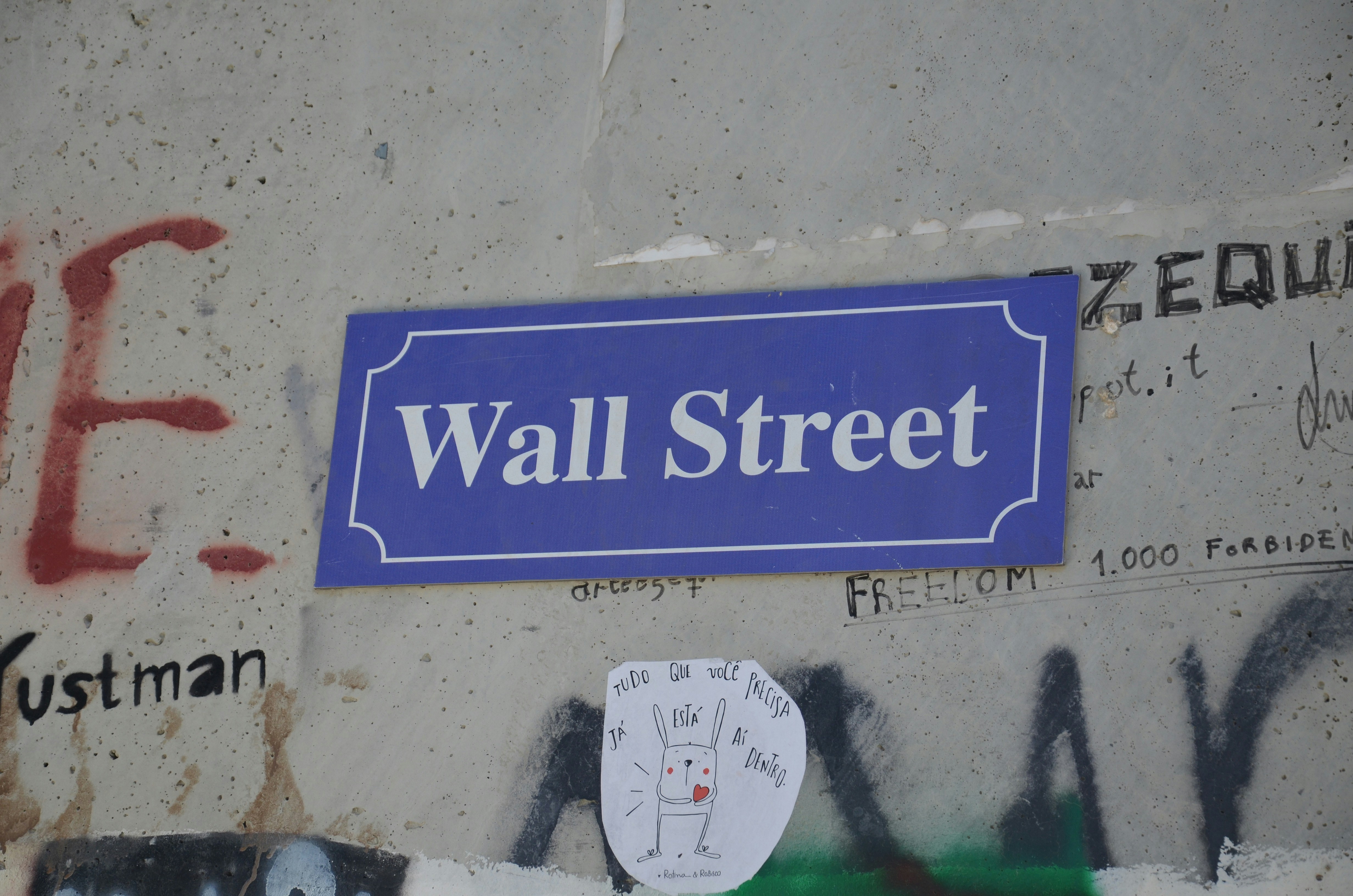 La gramática de Wall Street: Cómo la forma en que hablan los CEO mueve miles de millones antes de que te des cuenta