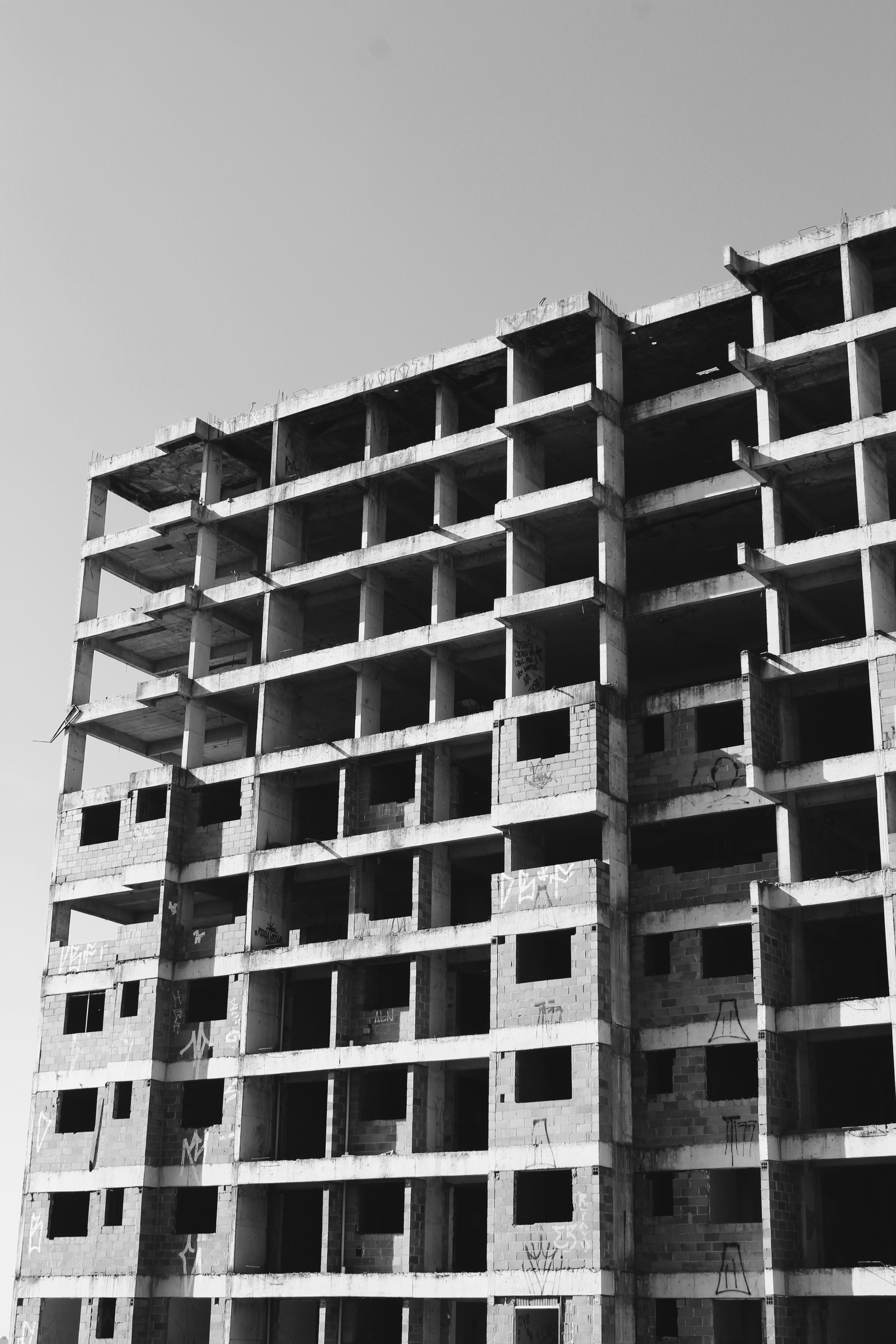 Construyendo Necro-Feed: Cómo el Desarrollo Dirigido por Especificaciones Cambió Todo