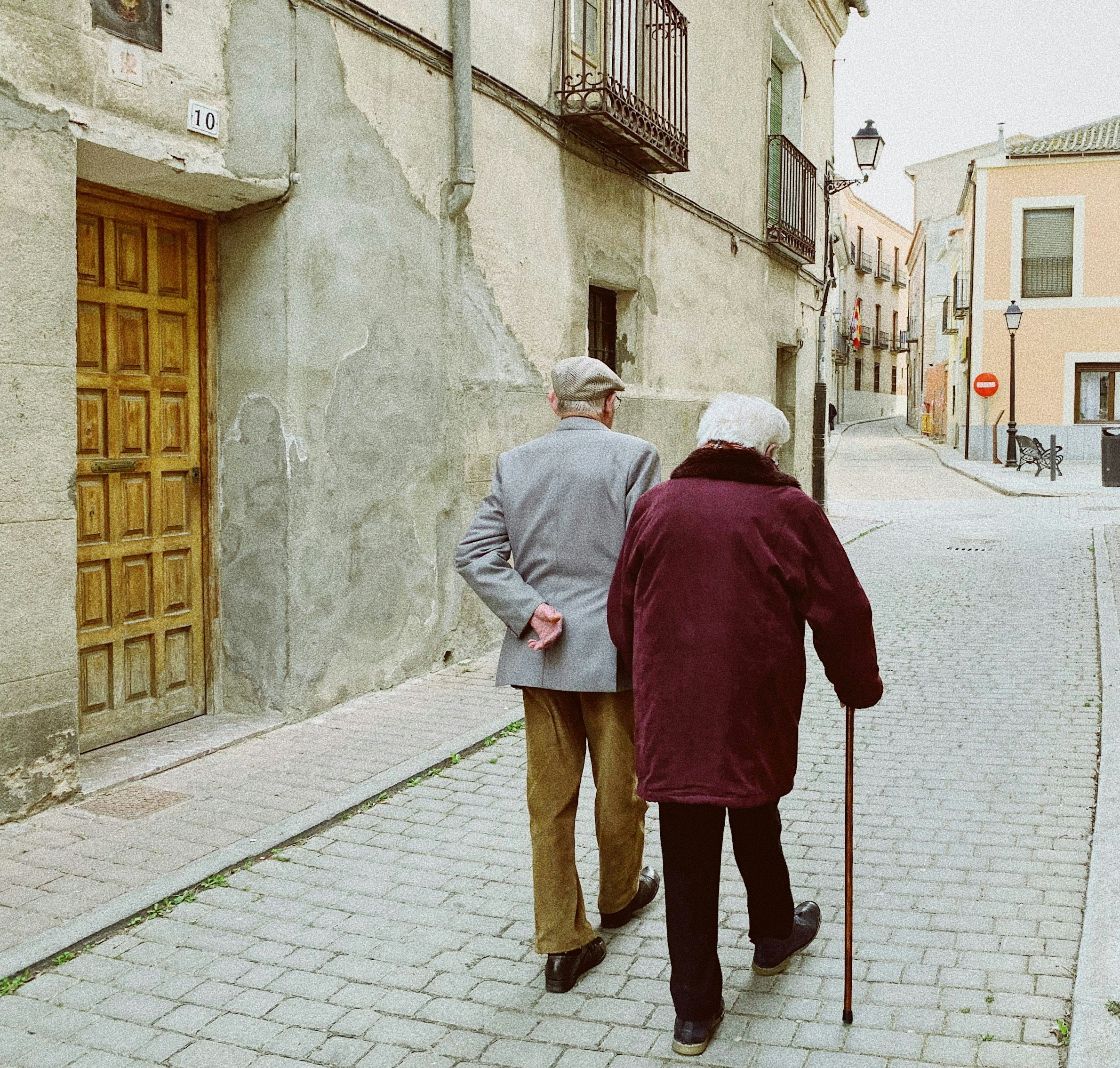Un Agente de Narración Reflexiva para Adultos Mayores: Integración de Esquemas de Argumentación y Minería de Argumentos en Narrativas Personalizadas Basadas en LLM