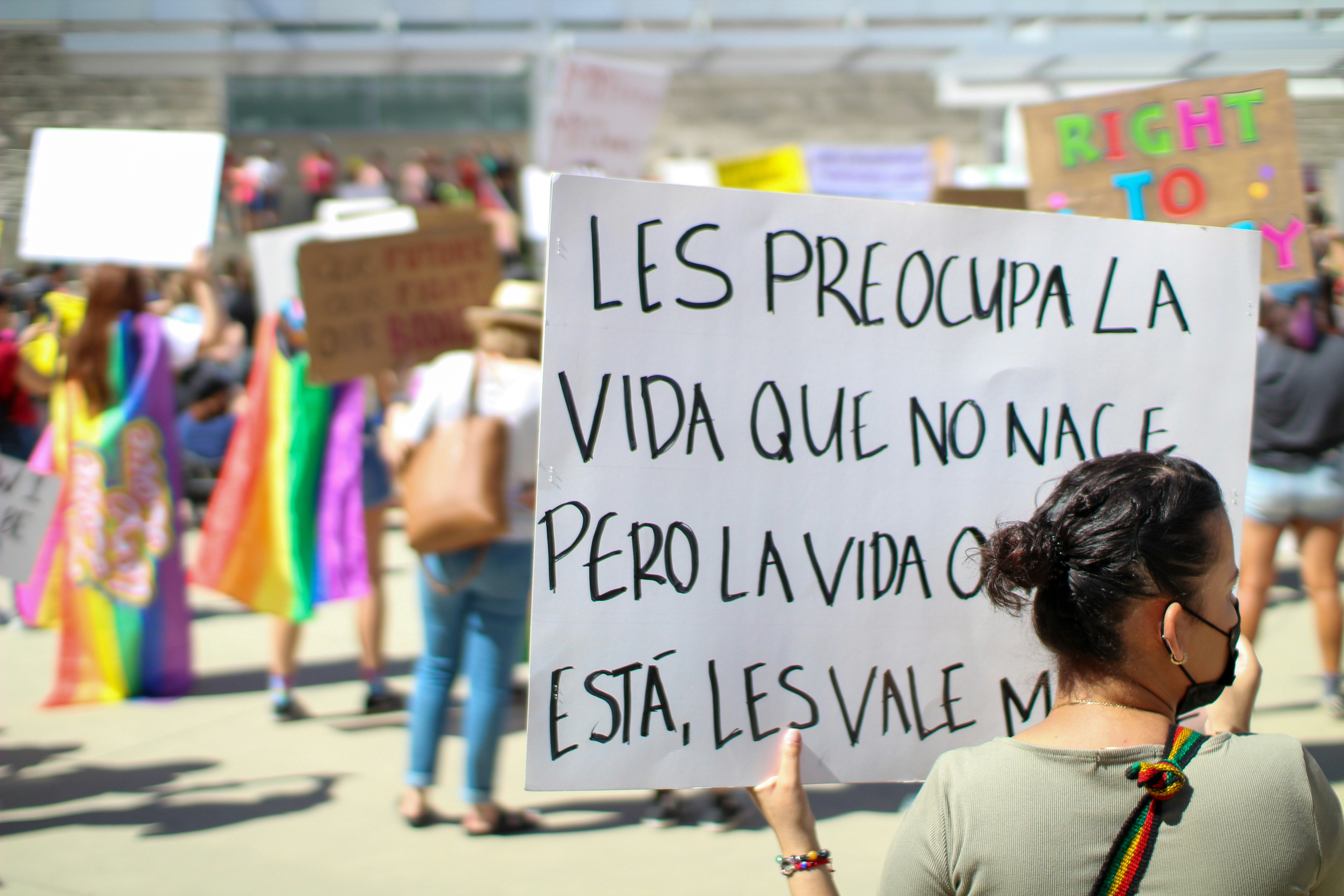 ¿Qué quisieron decir? Cómo los LLMs resuelven situaciones sociales ambiguas a través de perspectivas y roles