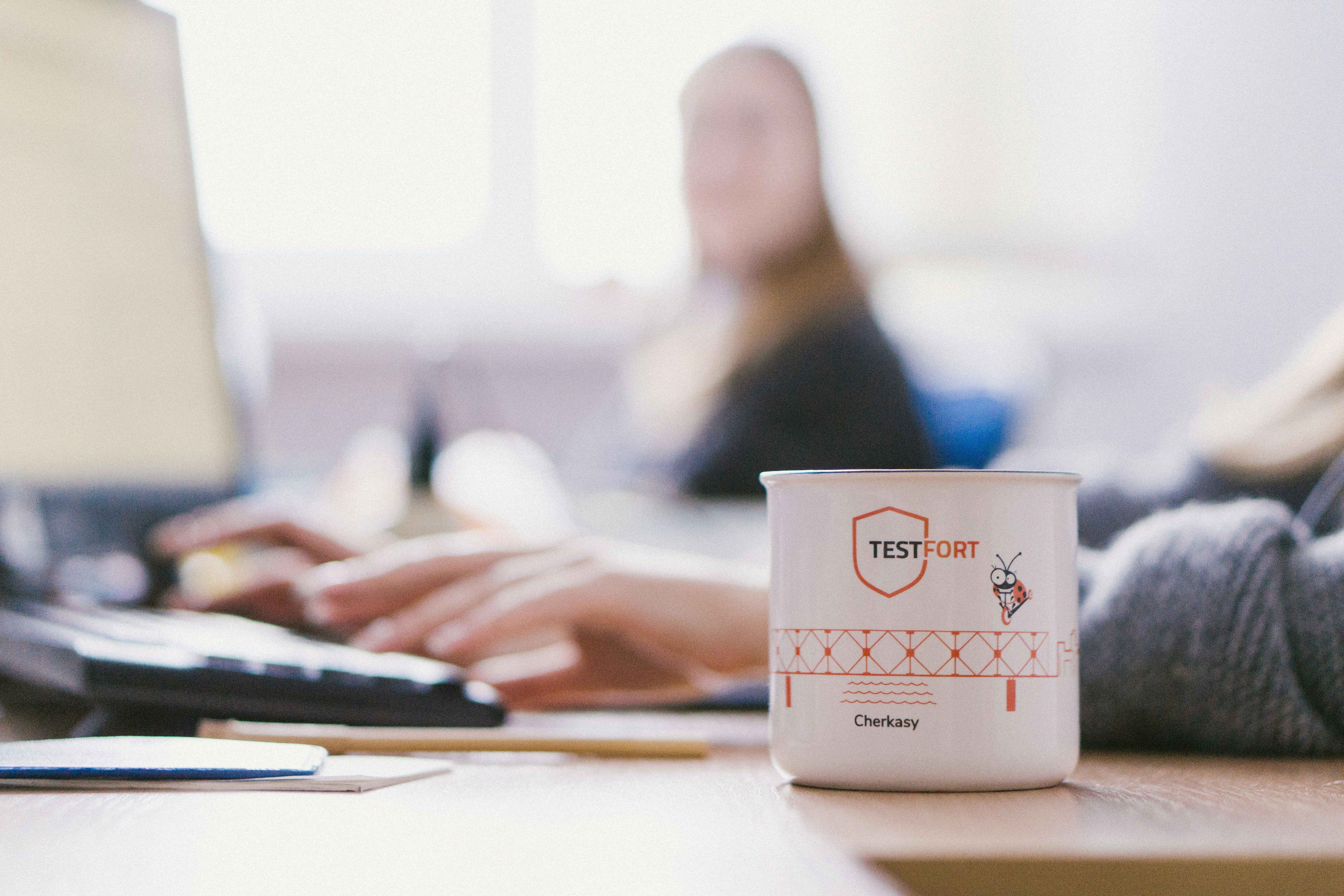 ¿Qué KPIs puedo usar para medir el éxito del seguimiento automatizado de la asistencia?