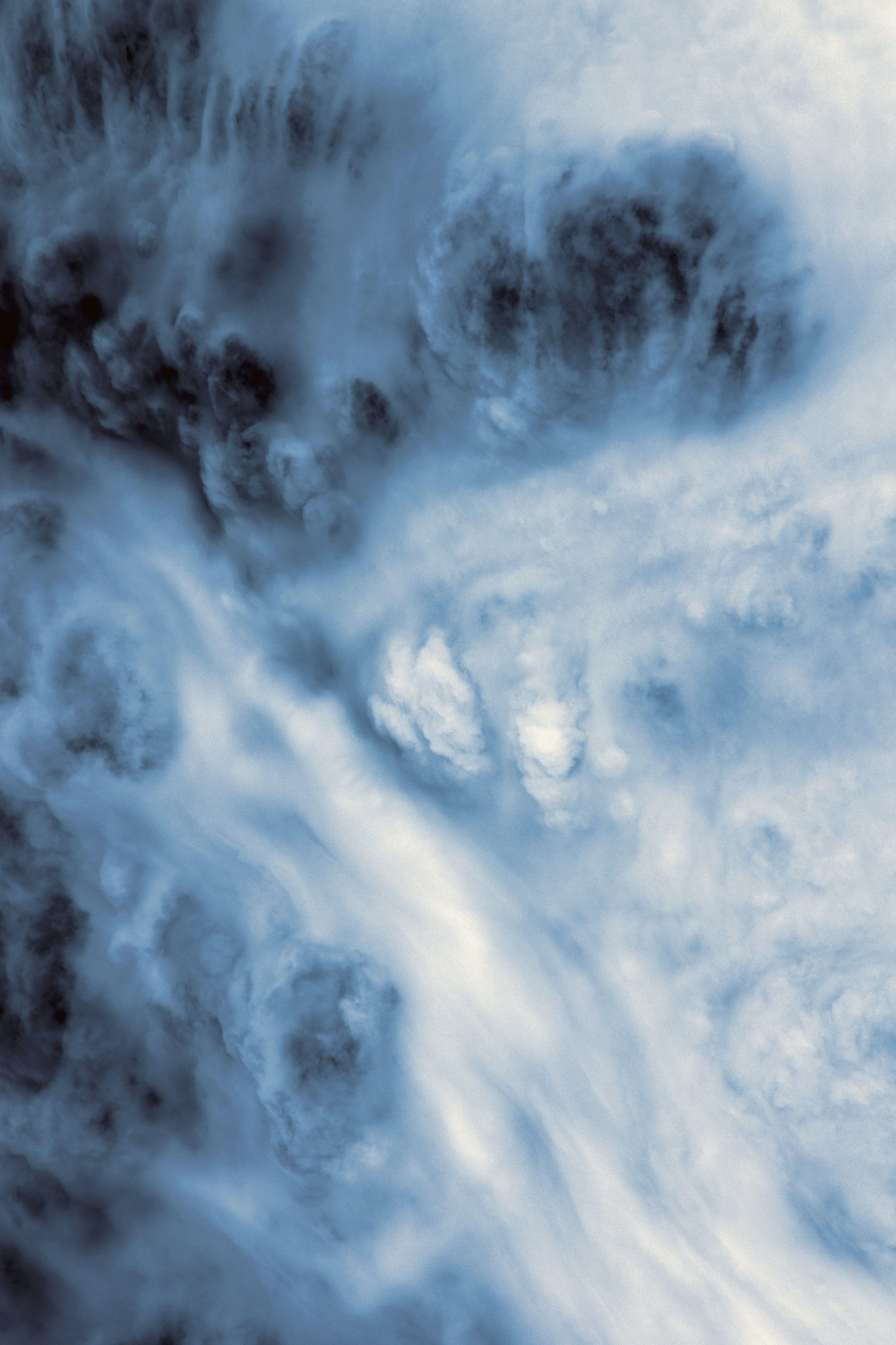 Fragmentación gravitatoria de nubes moleculares: hacia el mapeo predictivo de viveros estelares con redes neuronales bayesianas