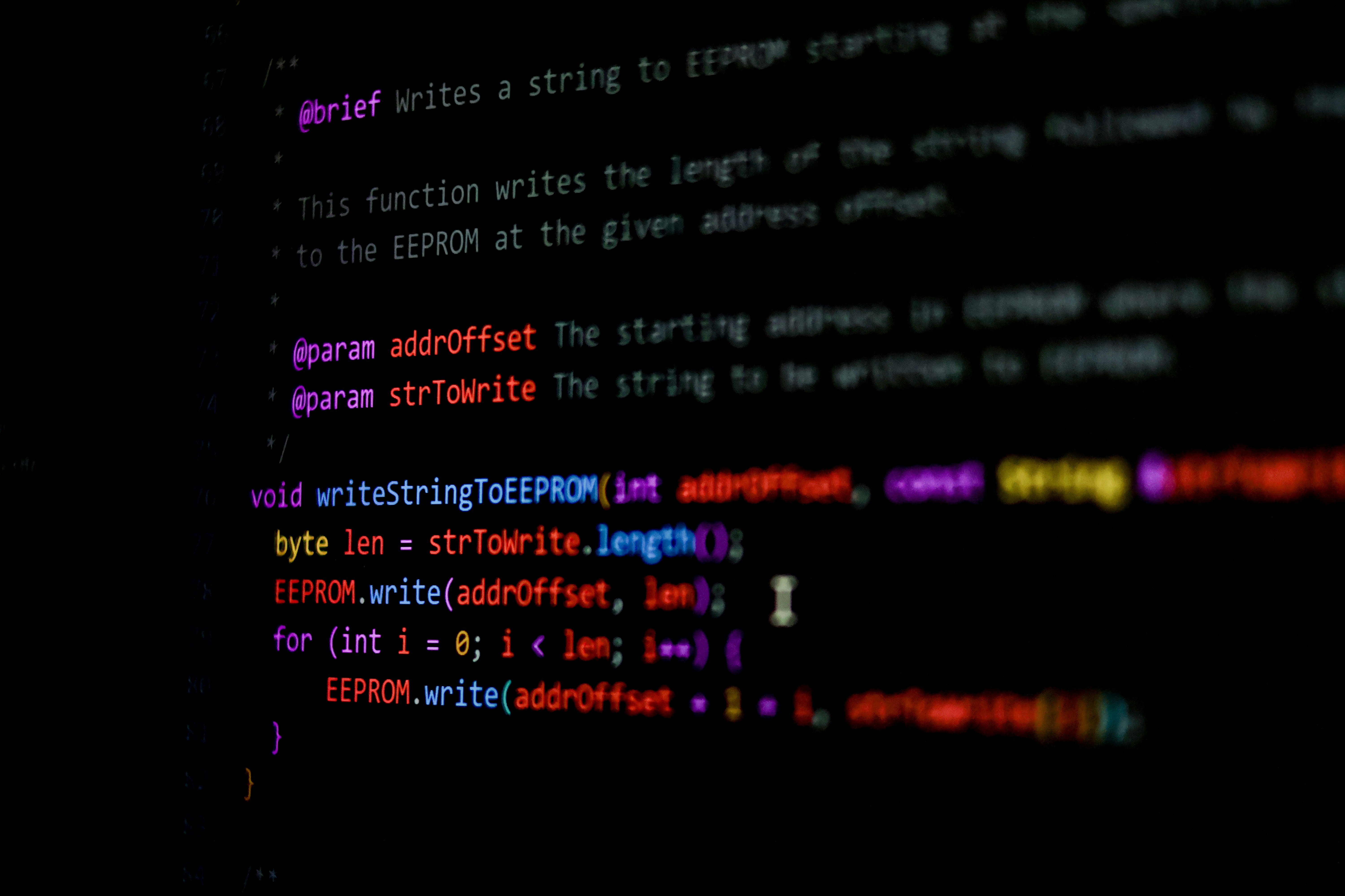 ¿Cómo afecta la alternativa a la programación manual en la colaboración en equipo?