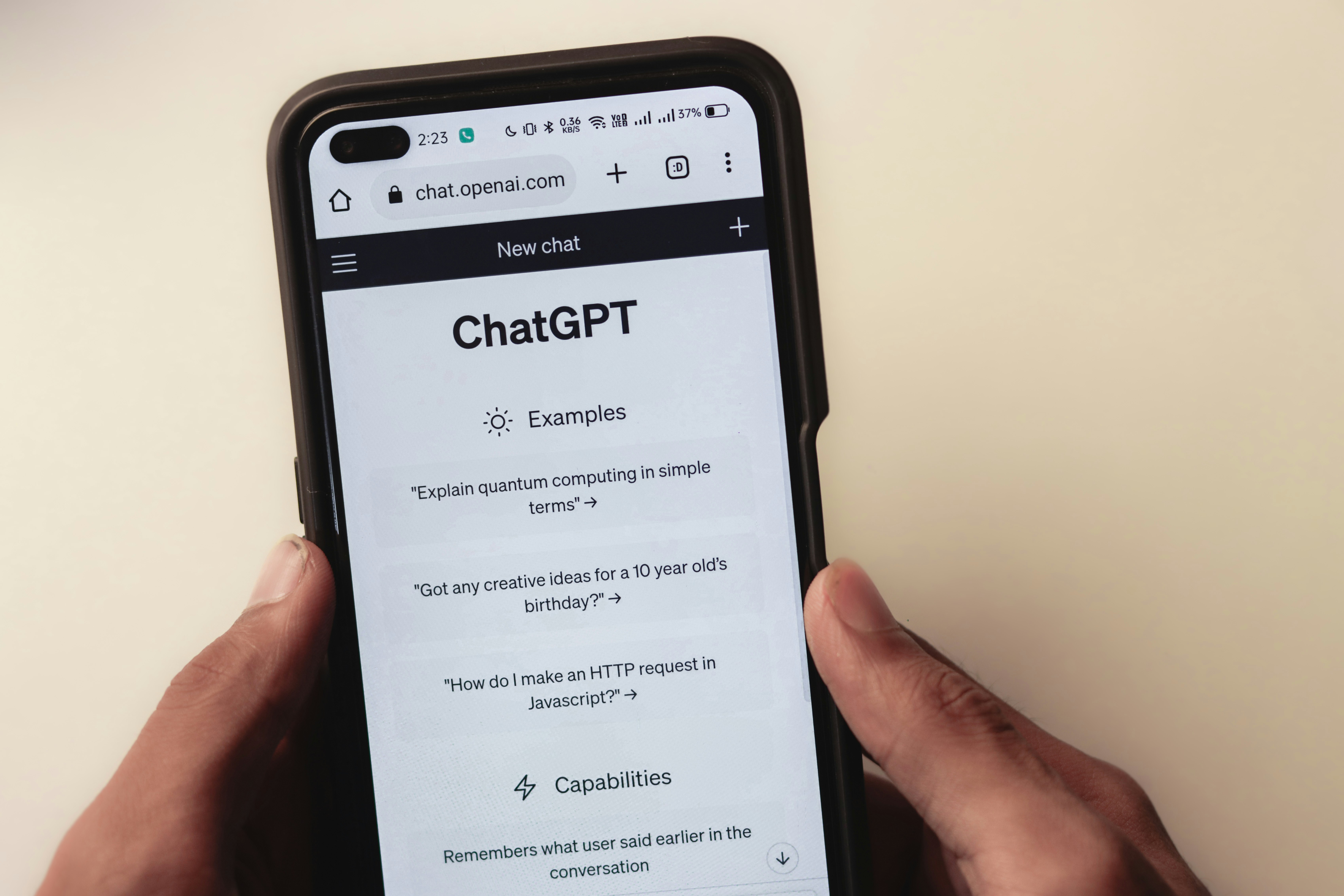 ¿Es compatible incluir mi negocio en ChatGPT con dispositivos móviles?