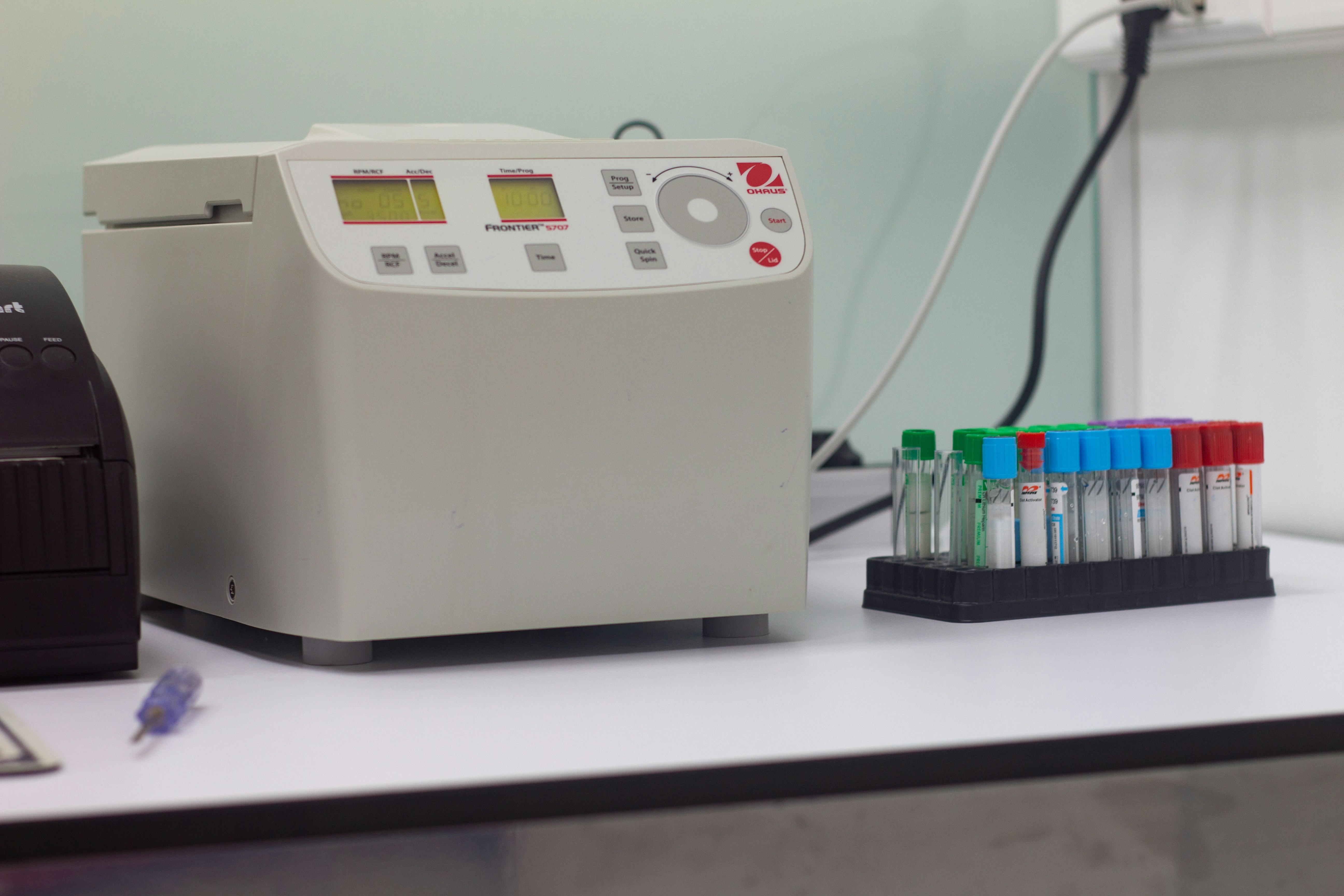 Detección automatizada de anomalías en datos de espectroscopía UV-Vis microfluídica utilizando filtrado de Kalman en conjunto