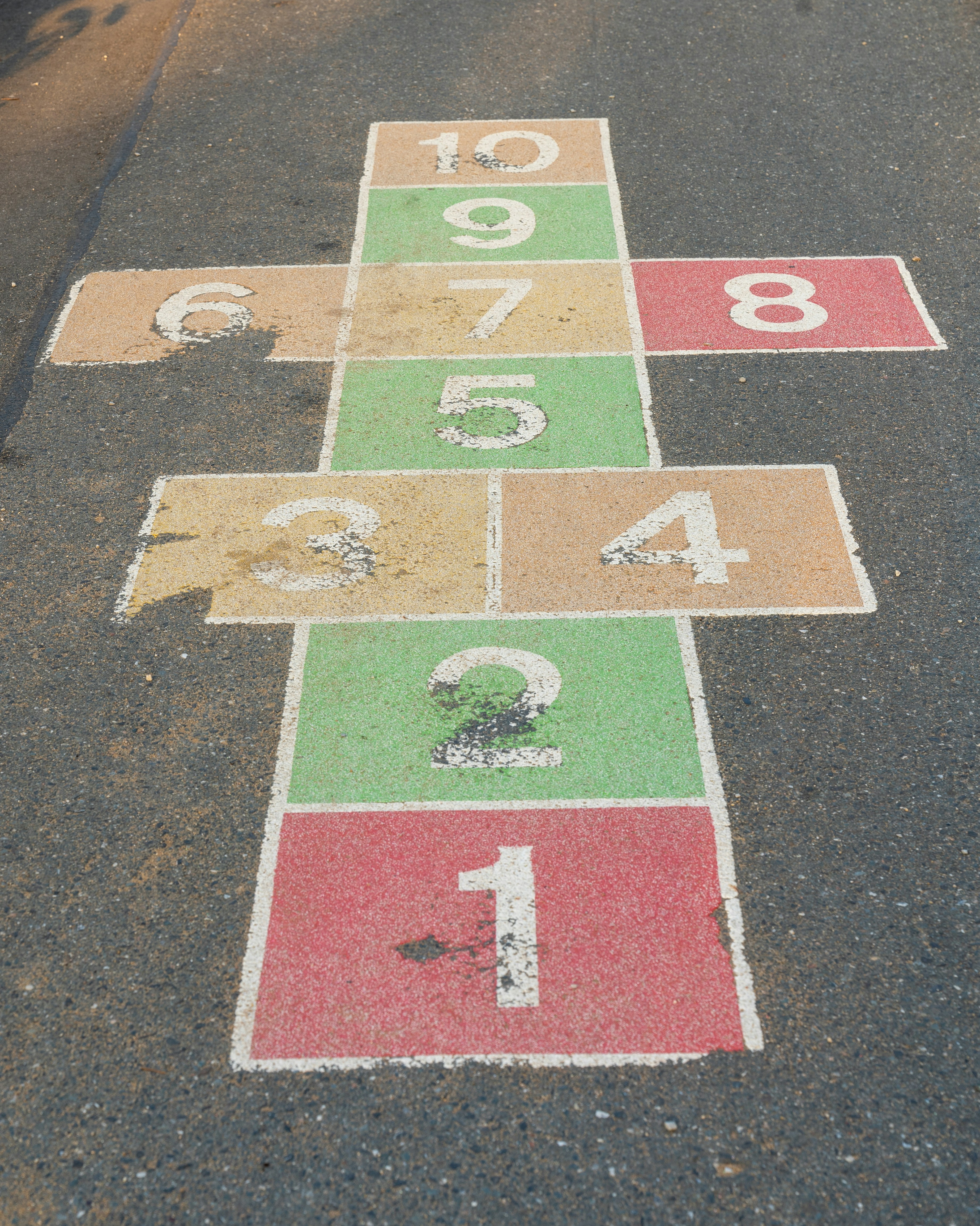 Juego $\pi$: Autojuego multiagente a través de autodestilación privilegiada sin datos externos