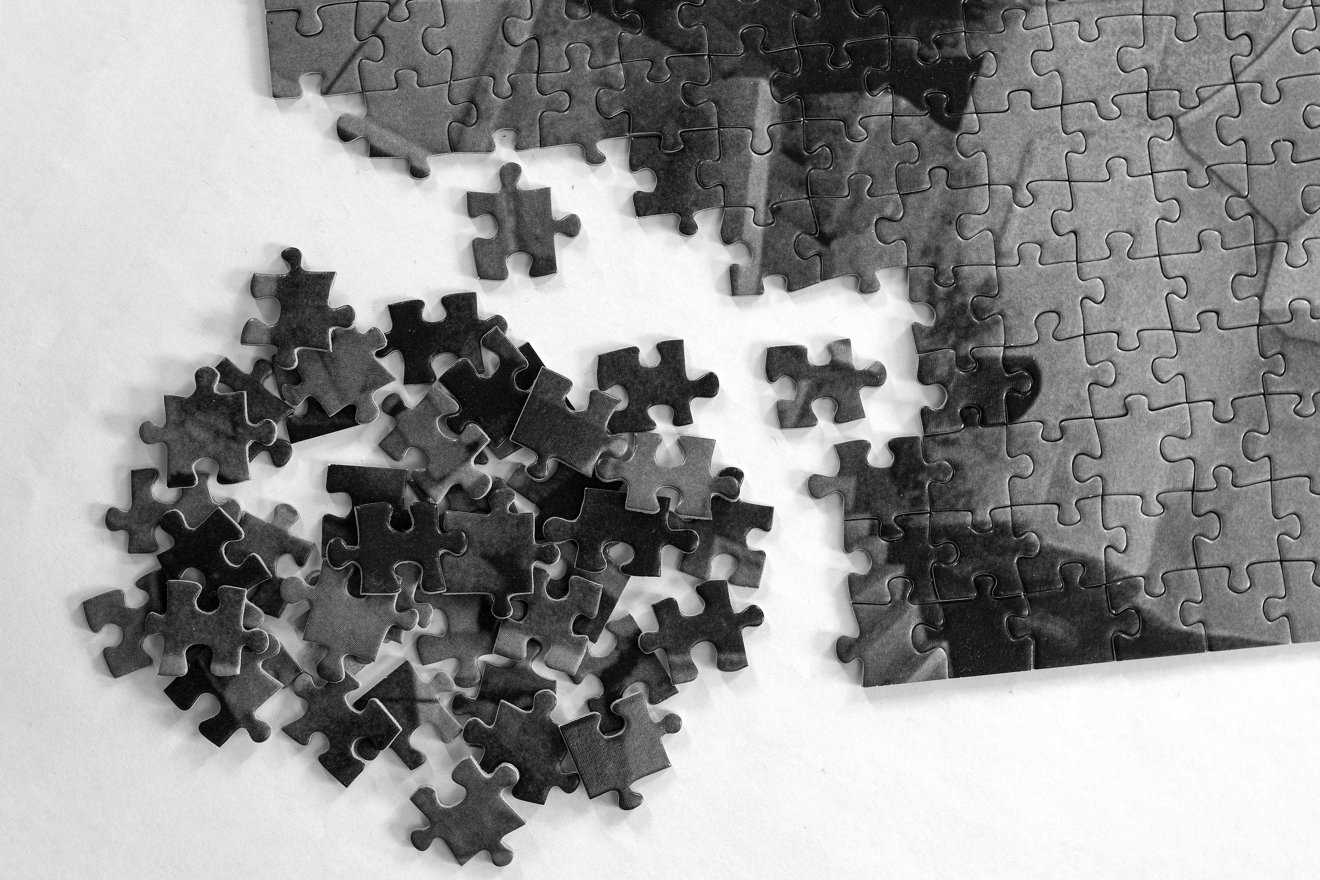 Mundo de los Puzzles: Un punto de referencia para el razonamiento multimodal y sin fin en las búsquedas de puzzles