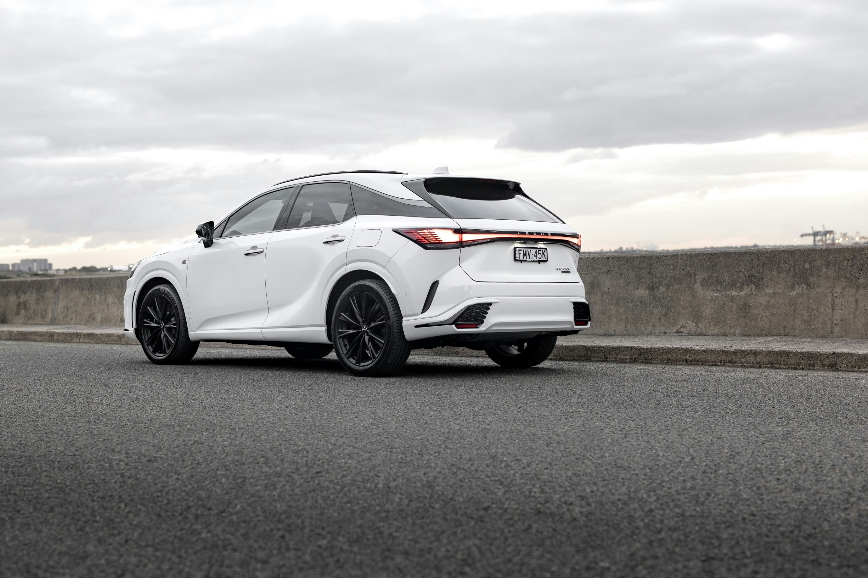 Olvida el Lexus ES: este híbrido más barato se mantiene premium durante años