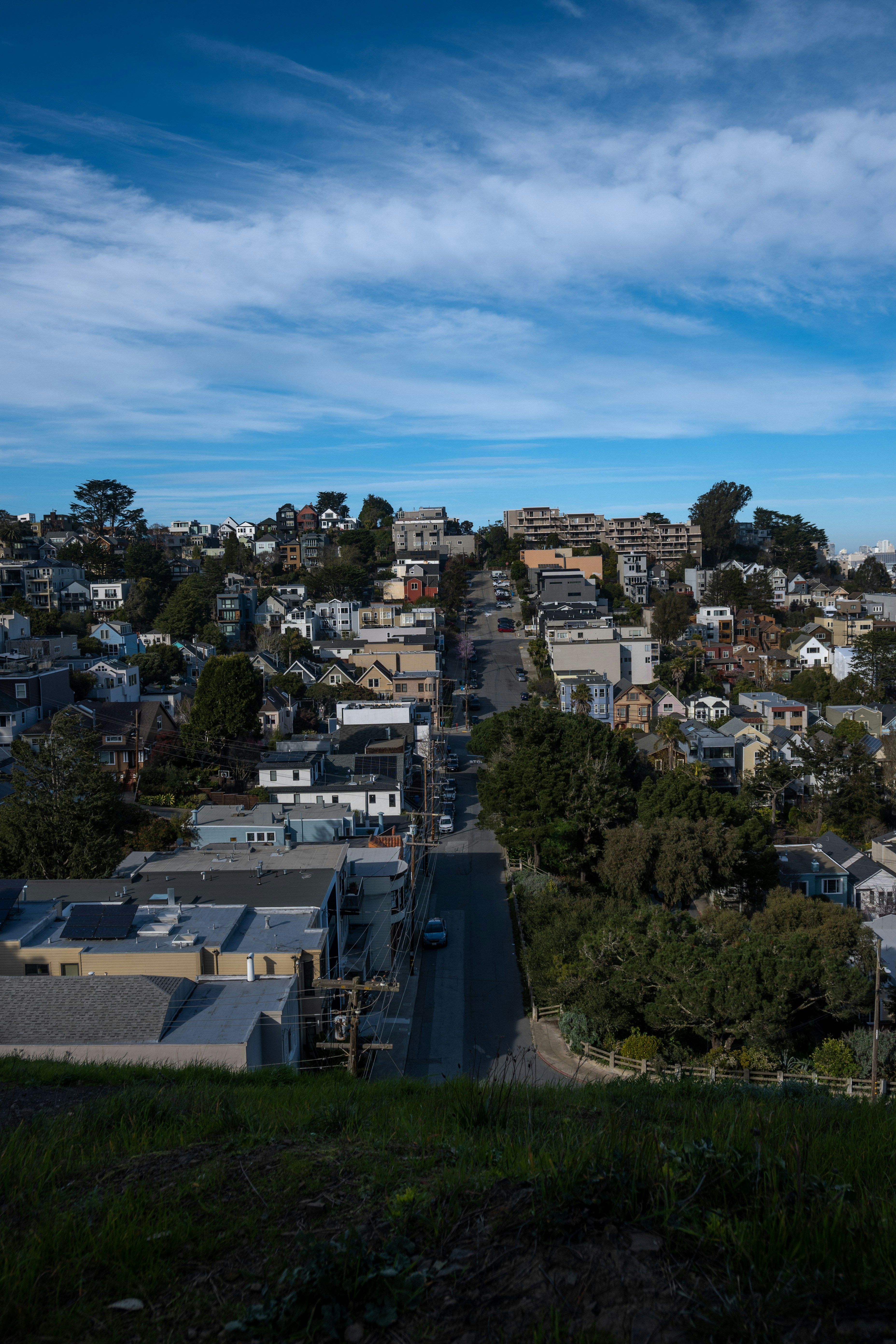 El Ascenso Desigual de la IA: Desde las Ilusiones del Valle del Silicio hasta las Divisiones Globales y las Luchas Humanas-IA