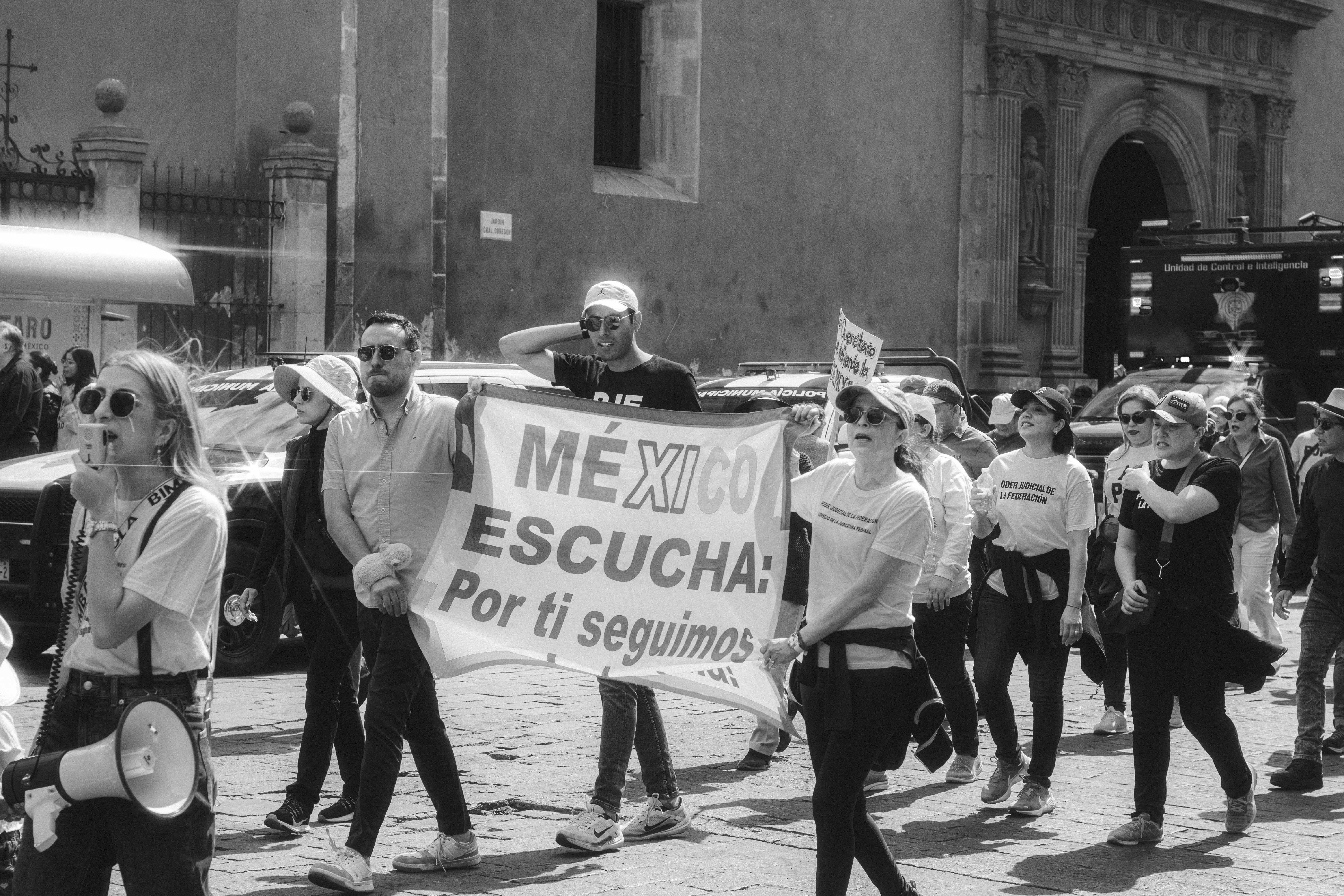 Descubrimiento causal bajo independencia en media y linealidad
