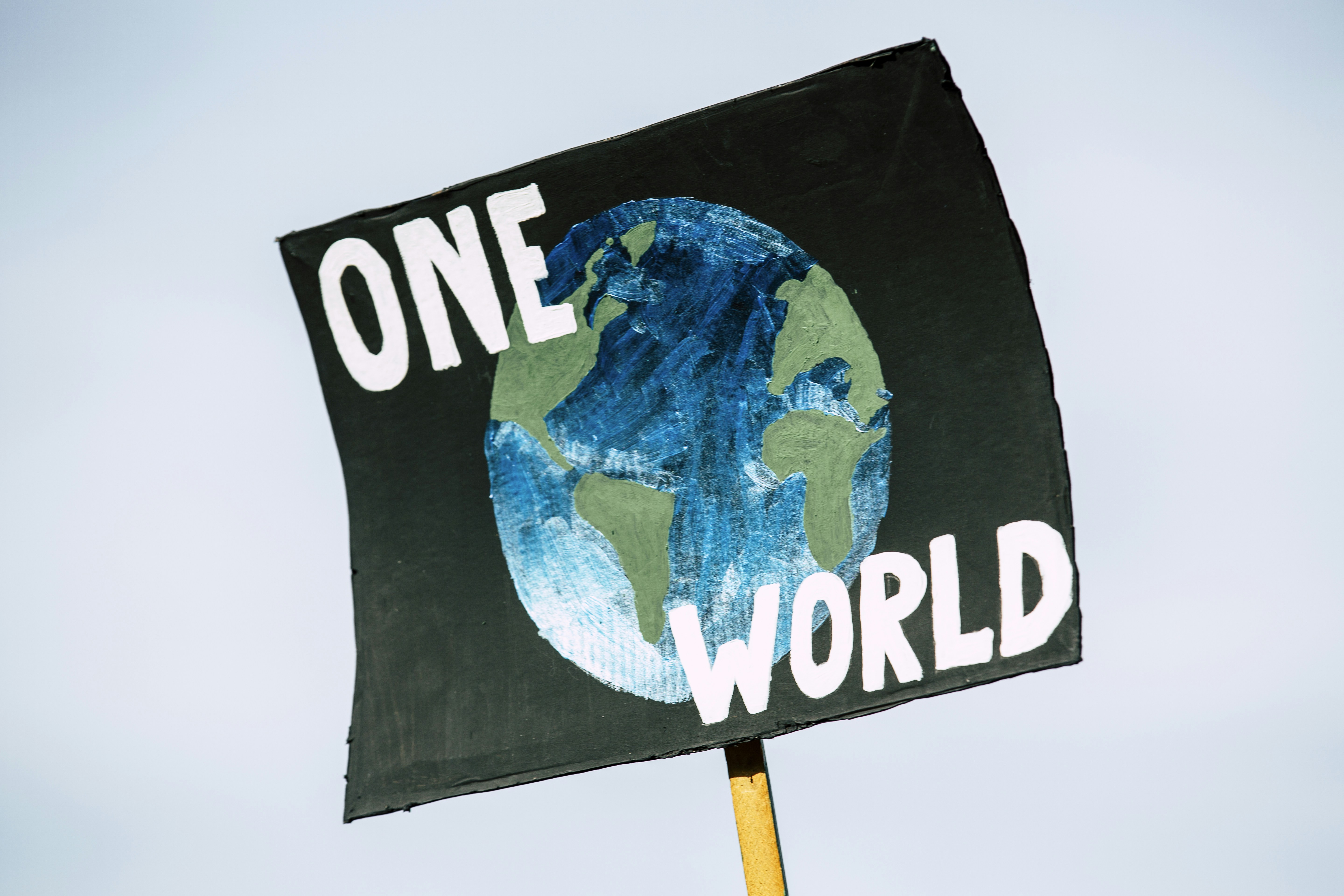 Modelo del Mundo Tres en Uno: Consistencia Basada en Energía, Predicción e Inferencia Contrafactual para Intervención de Marketing