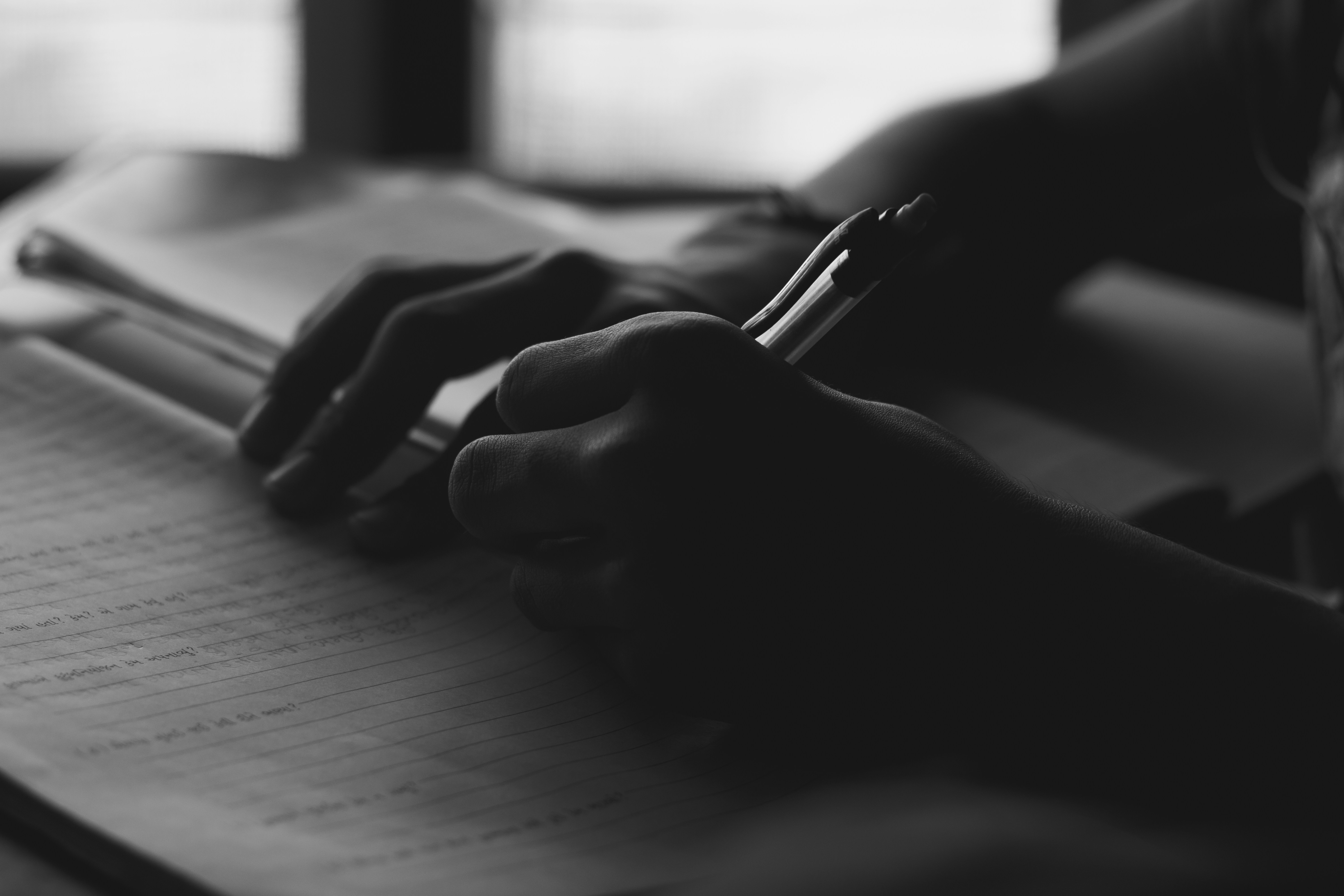 Aprendizaje autorregulado en la escritura de ensayos: Consistencia de estrategias e impacto en los resultados
