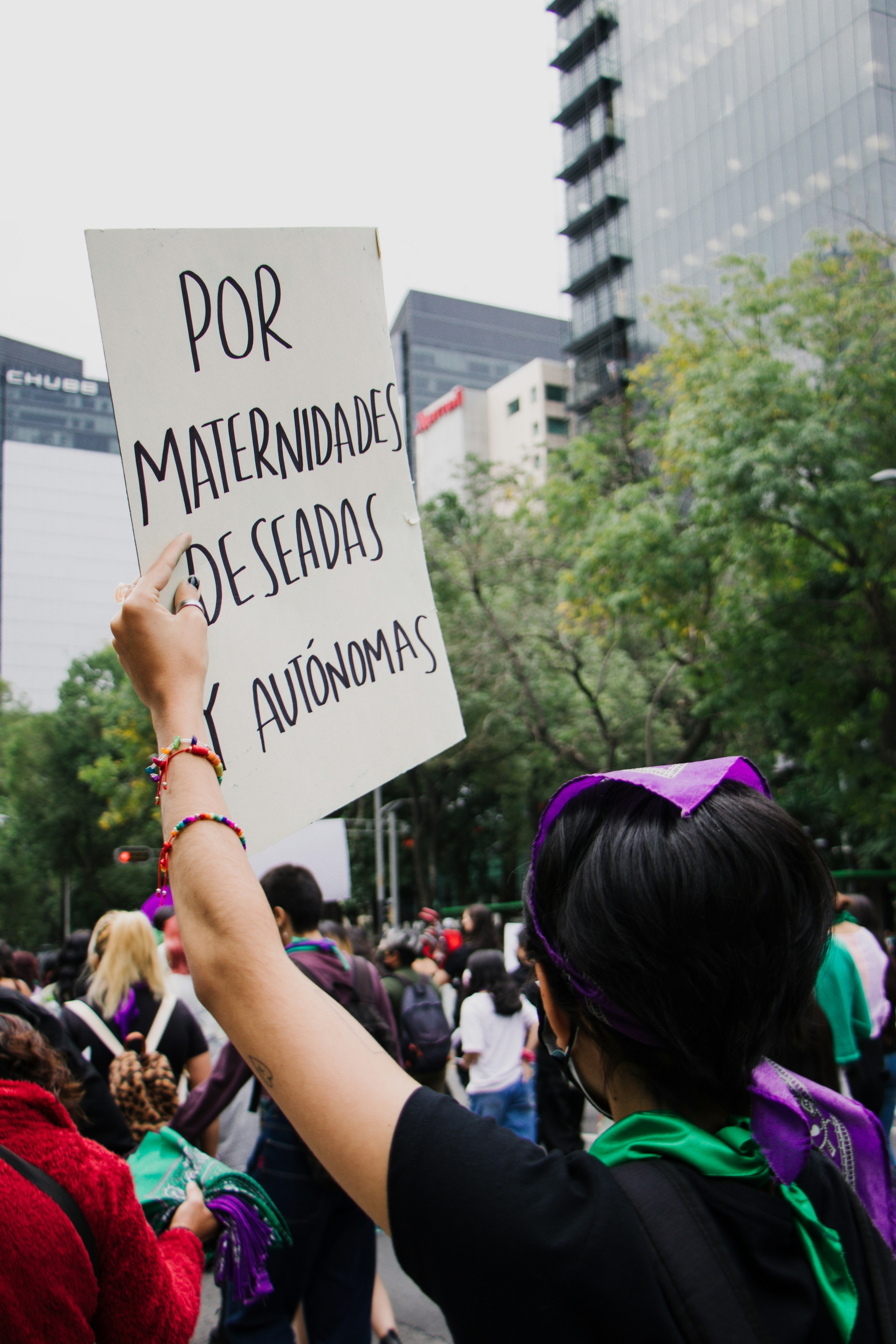 FERA: Razonamiento Federado Consciente de la Incertidumbre para Grandes Modelos de Lenguaje