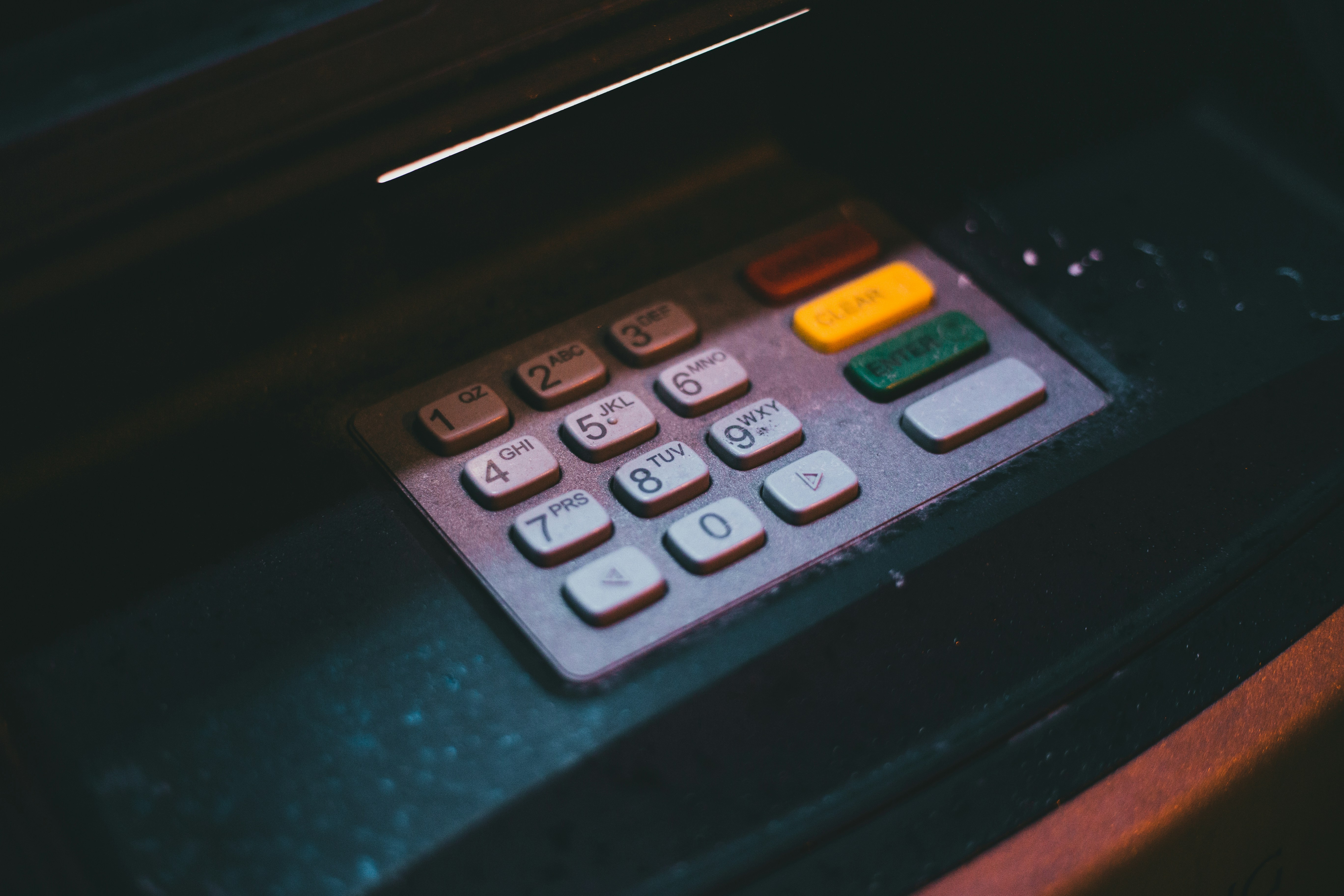 ¿Existen opciones de financiamiento o pagos escalonados para automatizar sin codificación?