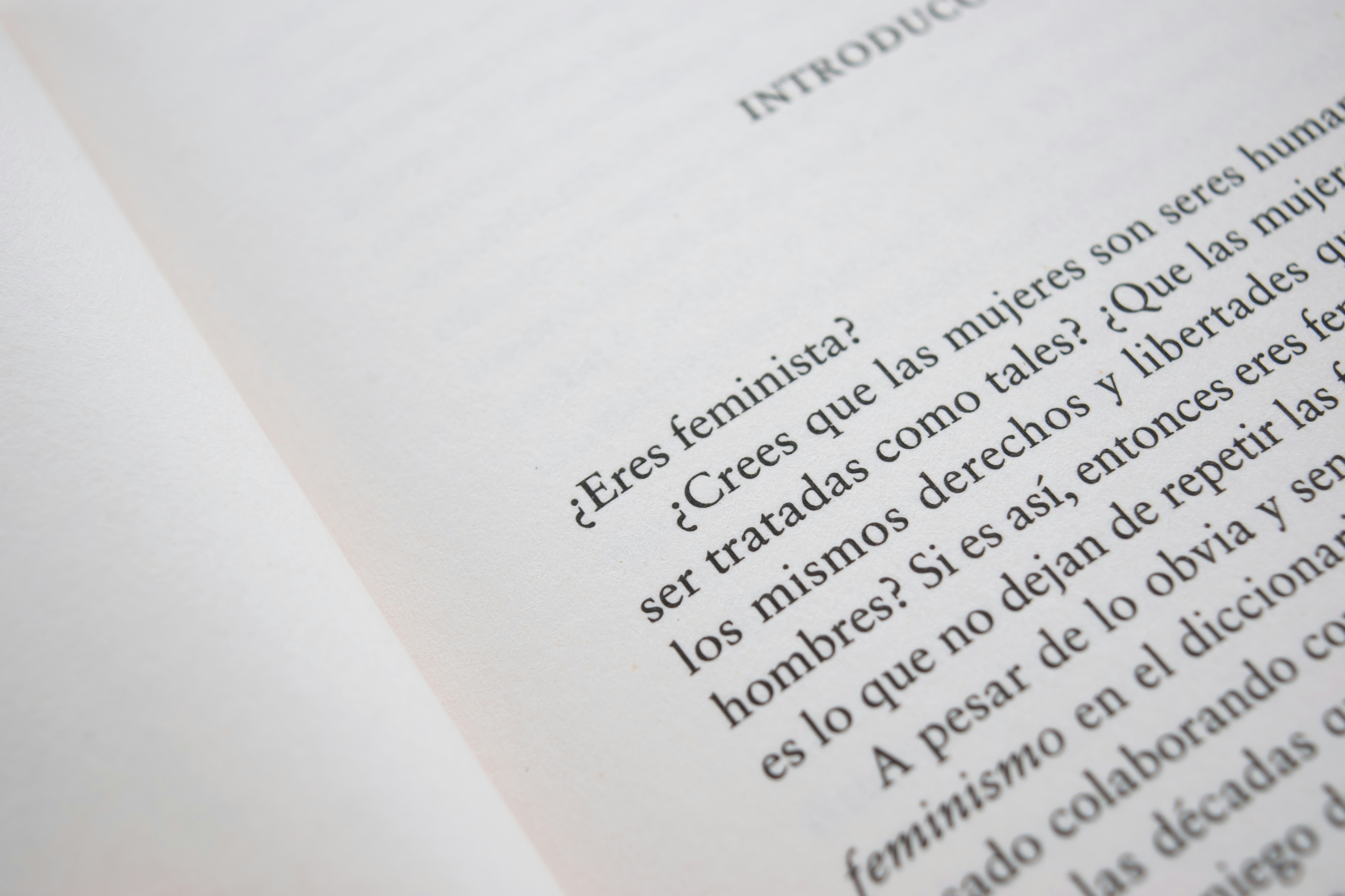 Historias Sociales: Razonamiento Contextual sobre la Intención y Recepción Narrativa