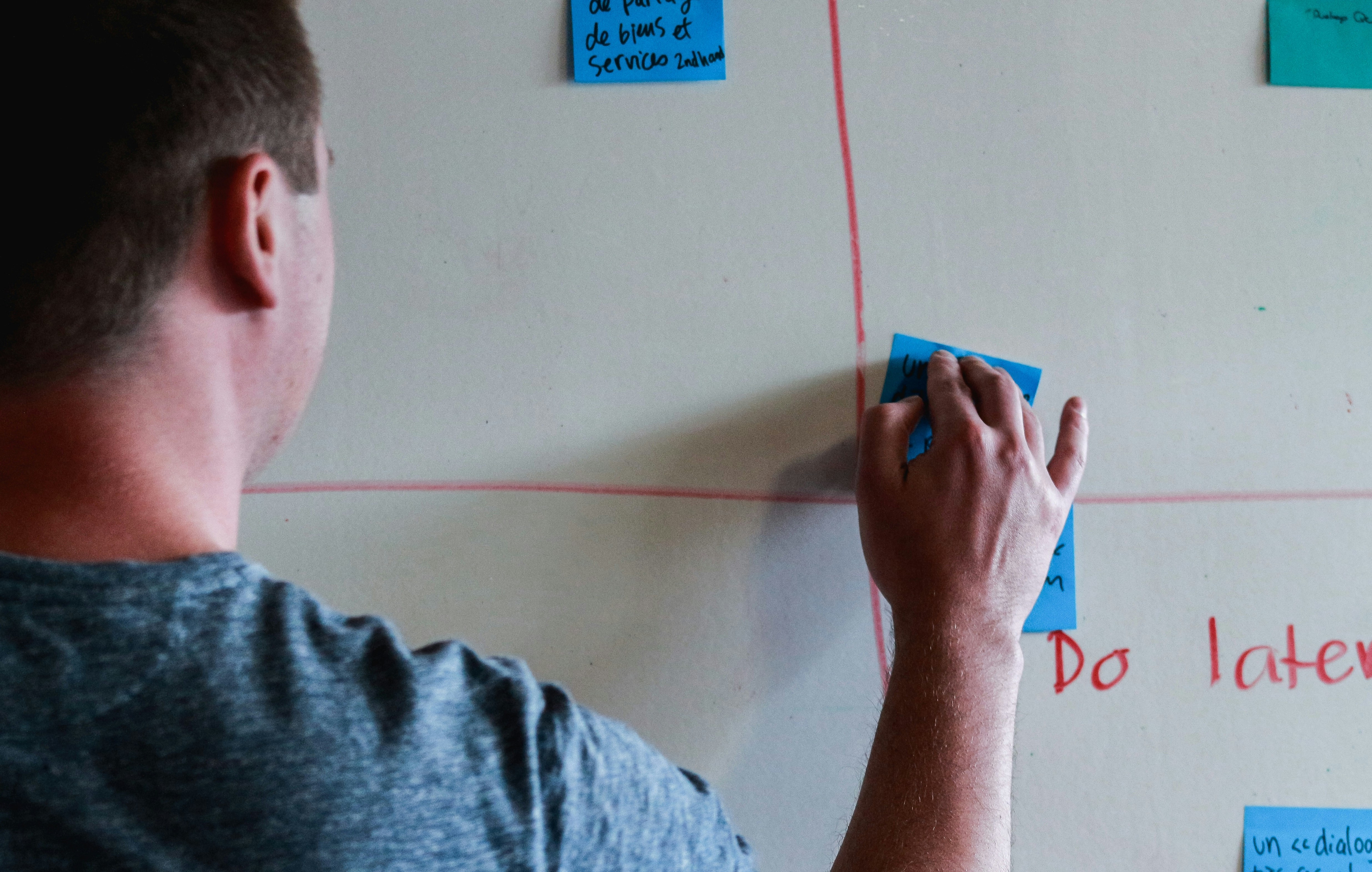 La nueva superpotencia de los fundadores no es programar. Es diseñar sistemas de inteligencia auto-mejorantes, auto-adaptativos y multifuncionales.