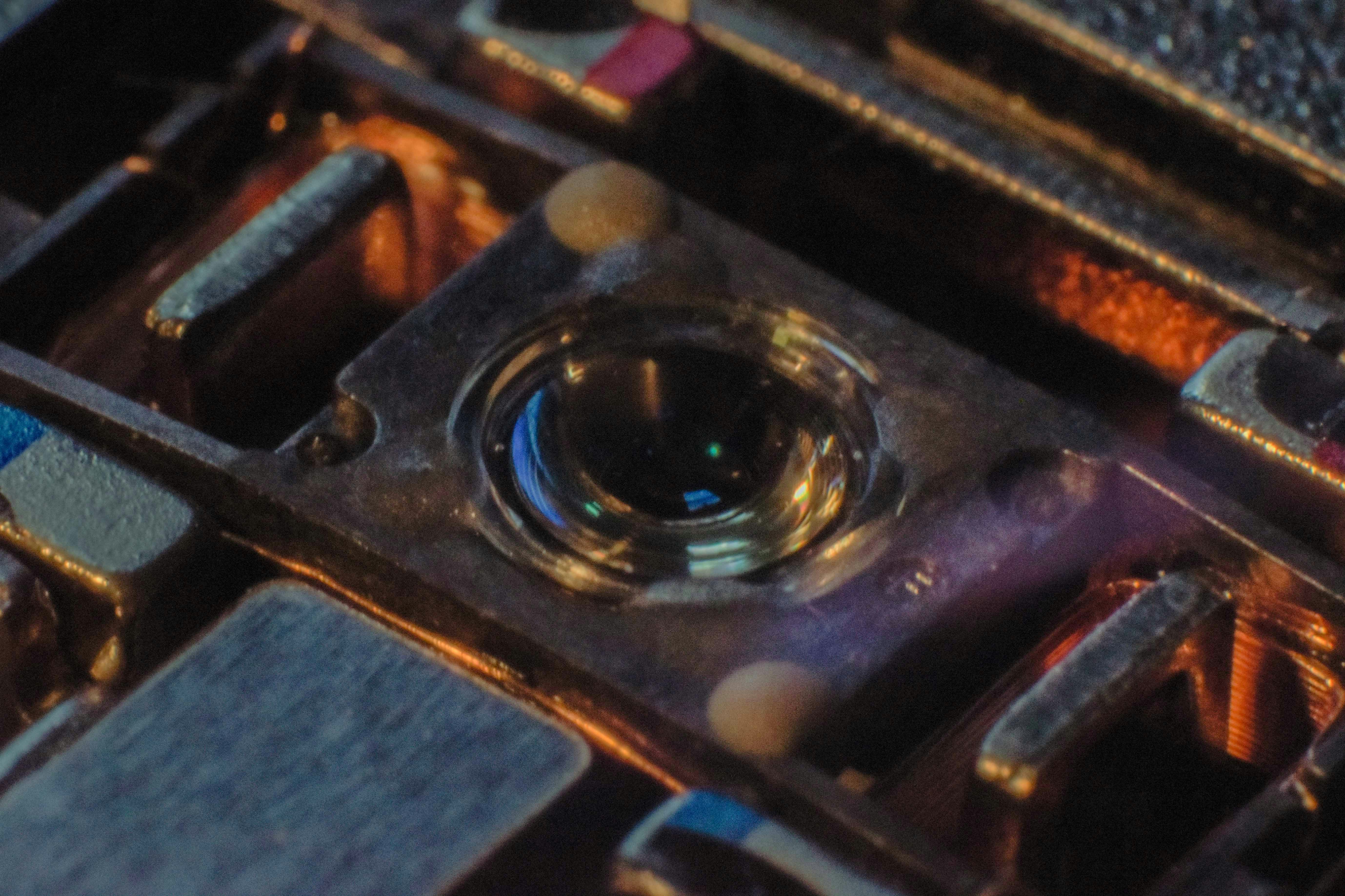 ¿Qué es ese misterioso dispositivo metálico que está utilizando Joe Gebbia, director de diseño en jefe de Estados Unidos?