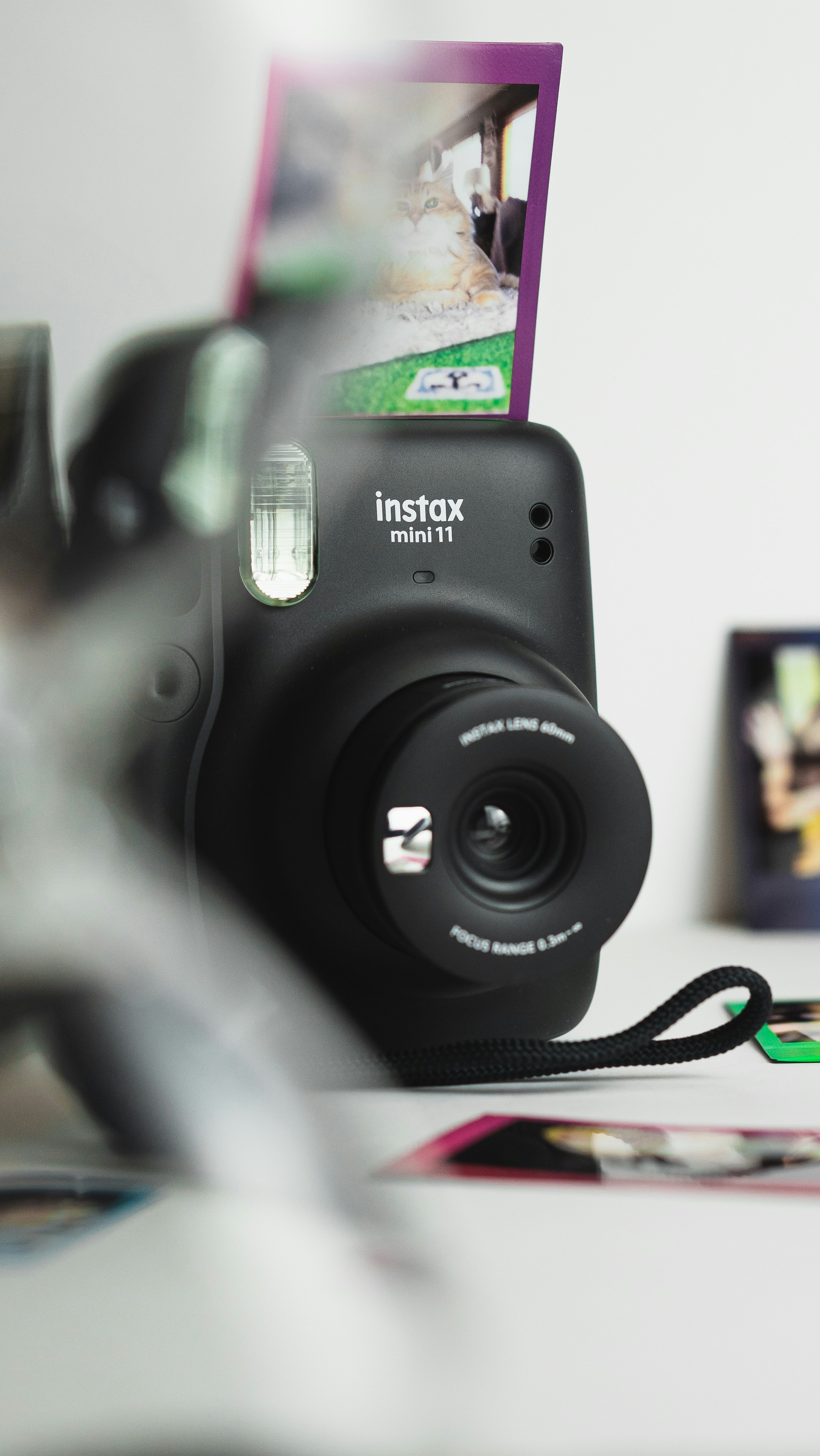 La Instax Wide 400 se basa en la simplicidad de la fotografía instantánea y la estira, literalmente